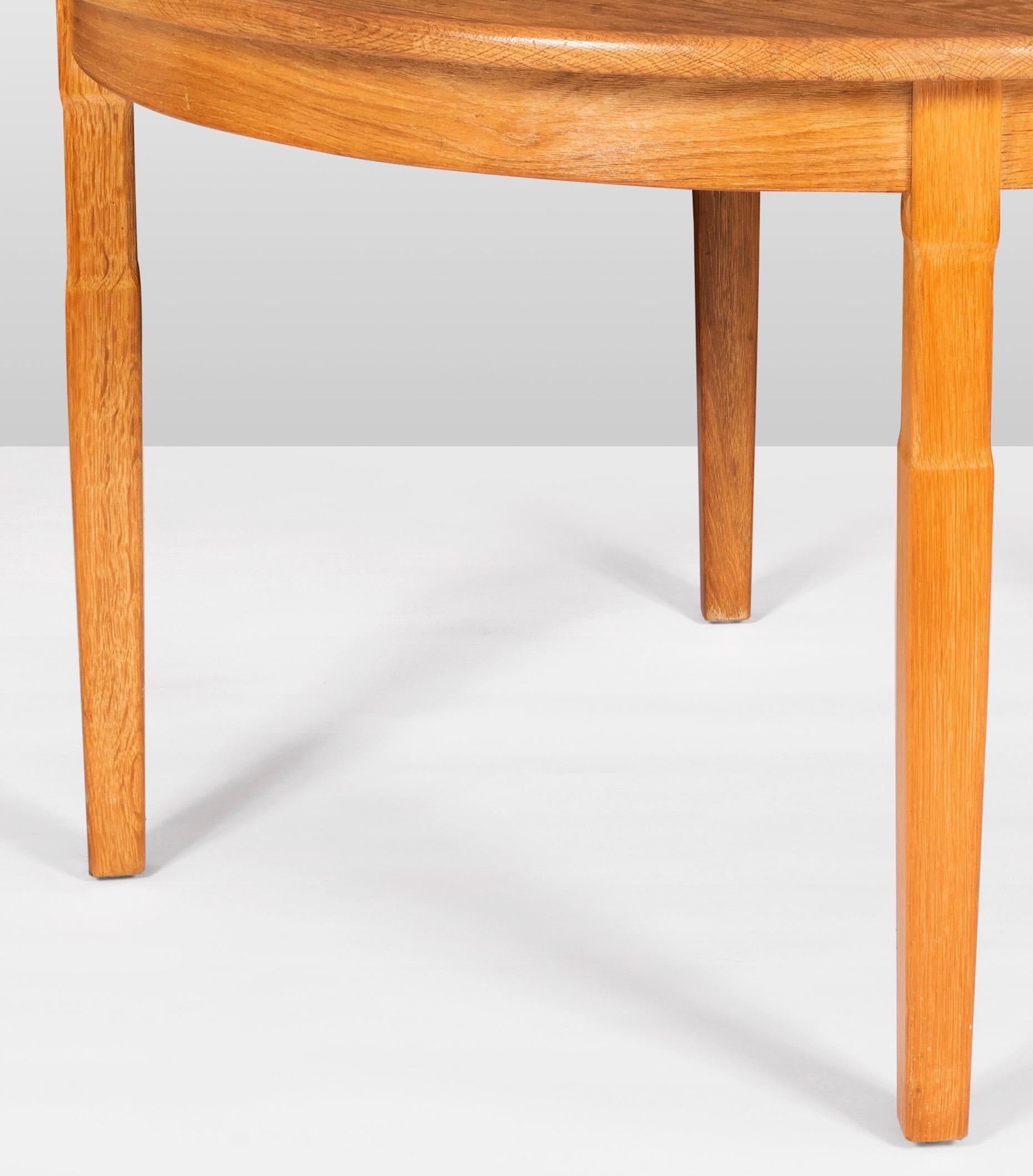  Scandinavian Modern Extendable Oval Oak Dining Table by Henning Kjaernulf In Good Condition For Sale In Uccle, BE