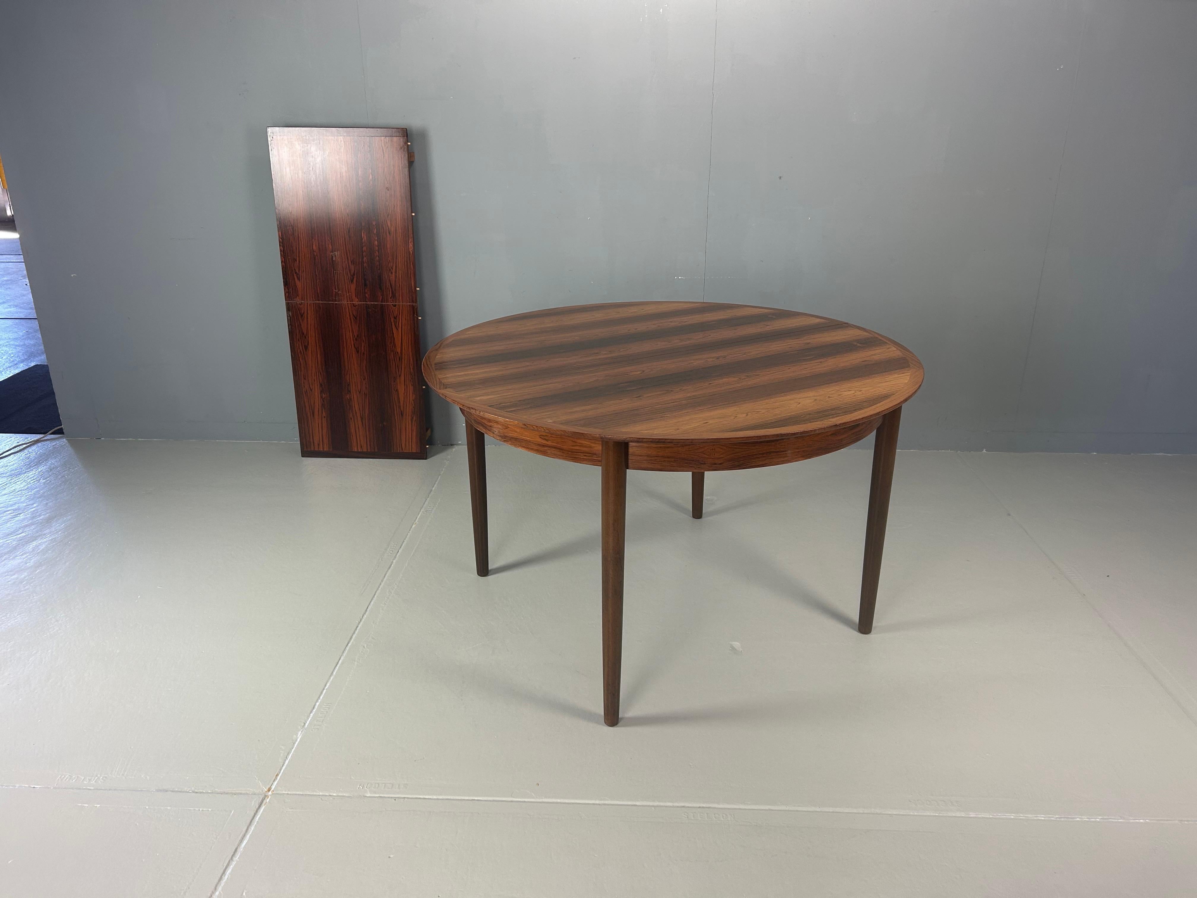 Table de salle à manger ronde extensible The Modern Scandinavian period fabriquée dans les années 1960, Danemark.
Cette superbe table de salle à manger est dotée d'élégants pieds de table et d'un magnifique plateau en bois à motifs ronds et ovales