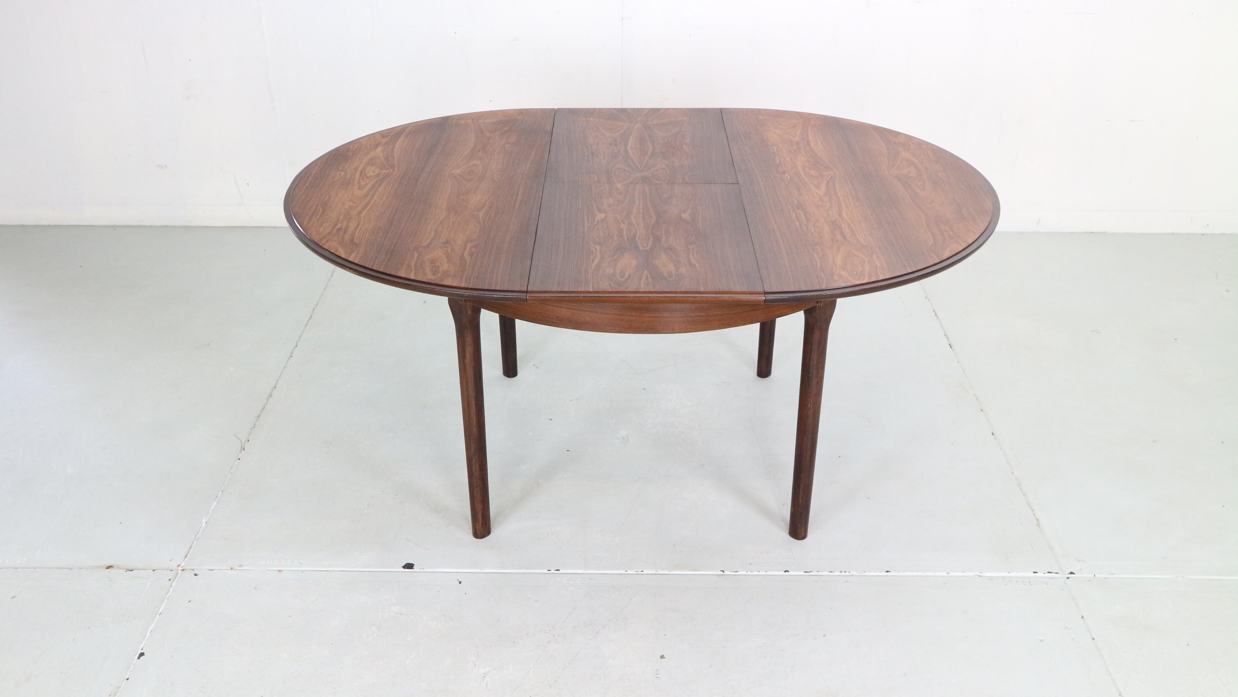 Scandinavian Modern period extendable dining table made in 1960s period, Denmark.
Stunning dining table has an elegant table feet and beautiful wooden pattern round and oval (then extended) tabletop.
This table is extendable from 118cm -