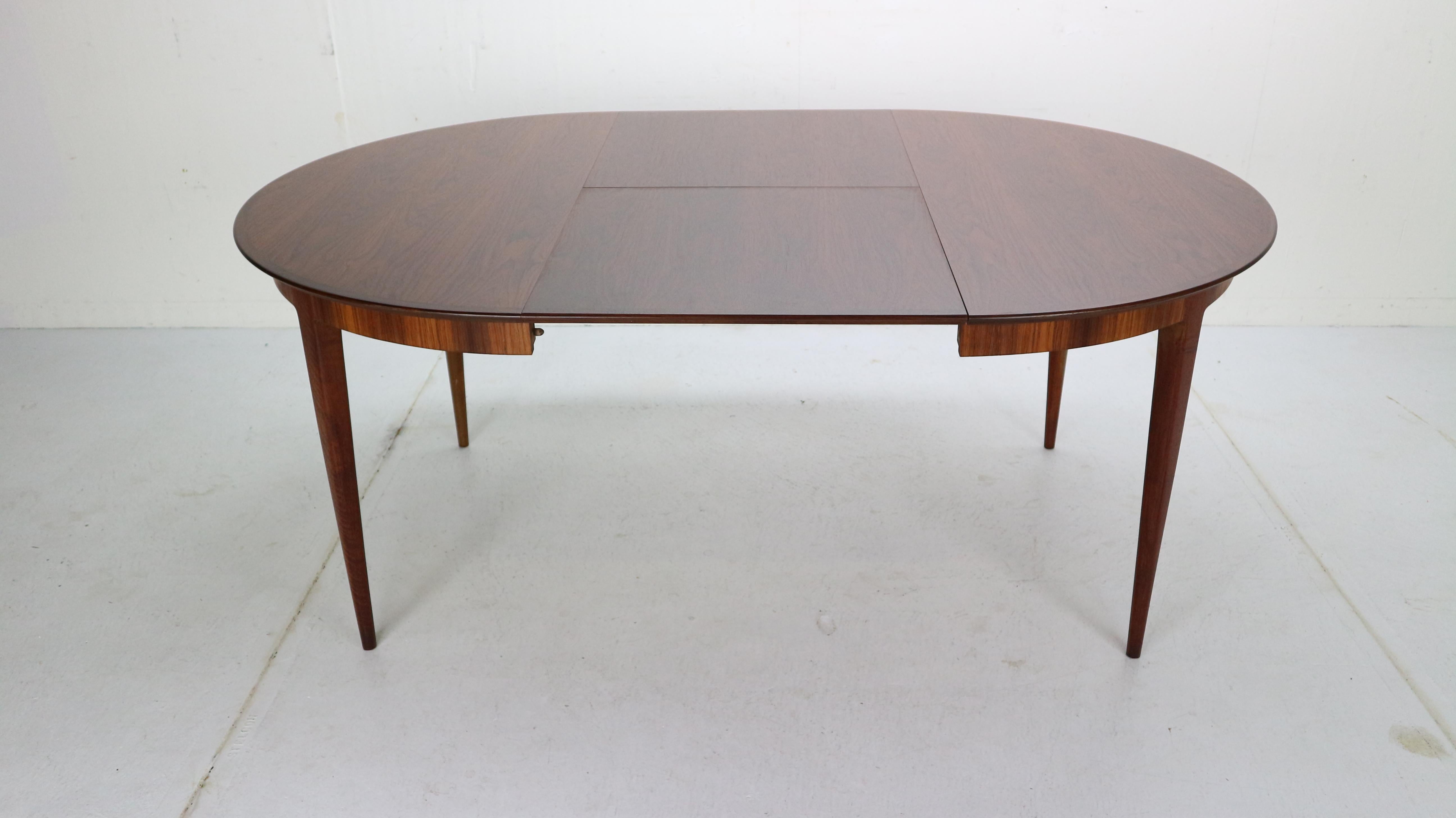 Scandinavian Modern Extendable Oval/Round Dinning Table, 1960, Denmark In Good Condition In The Hague, NL