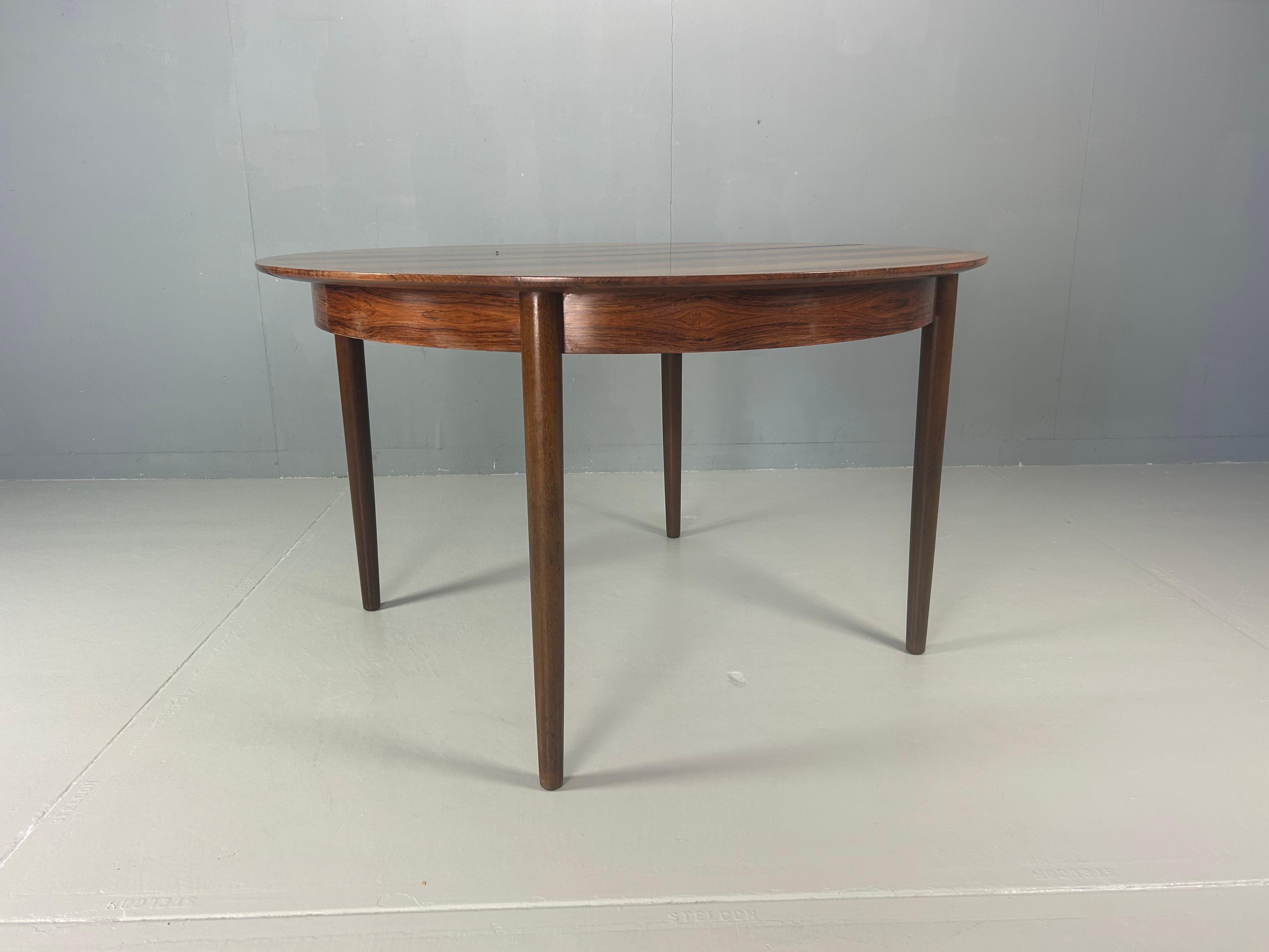 Danois Table de salle à manger ovale/ronde à rallonge The Moderns, 1960, Danemark en vente