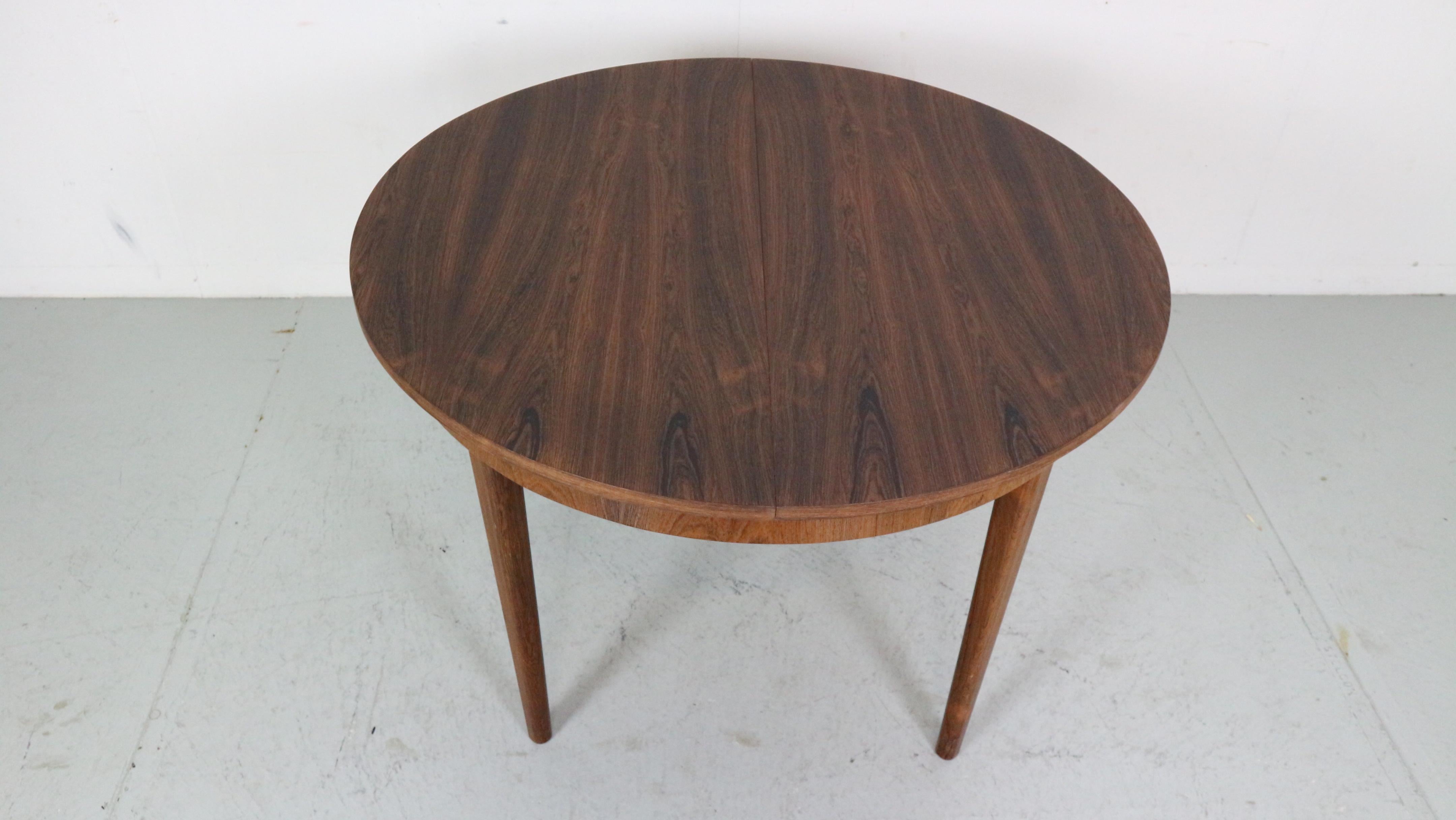 Scandinavian Modern Extendable Oval / Round Dinning Table, 1960, Denmark In Good Condition In The Hague, NL