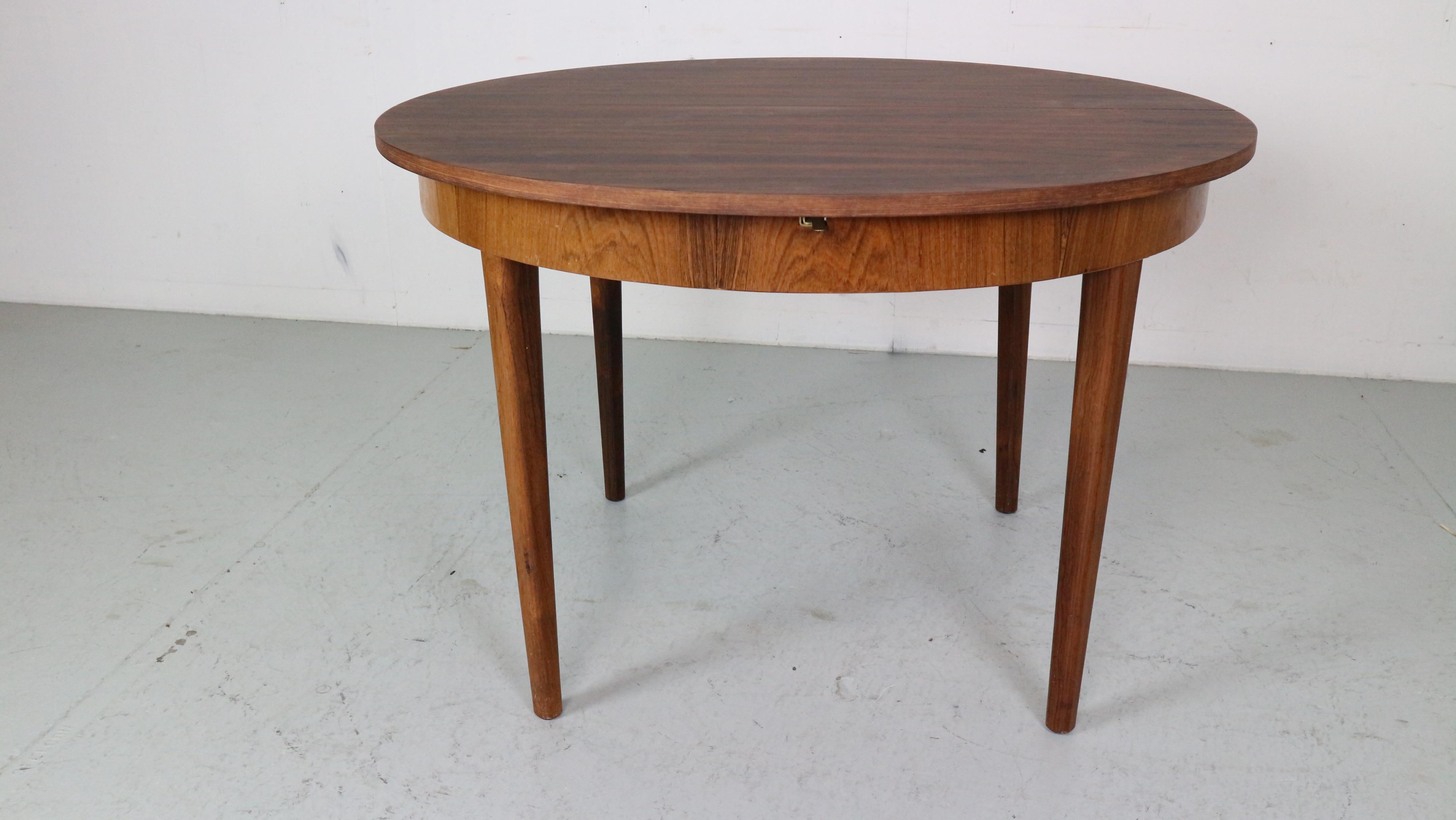 Rosewood Scandinavian Modern Extendable Oval / Round Dinning Table, 1960, Denmark