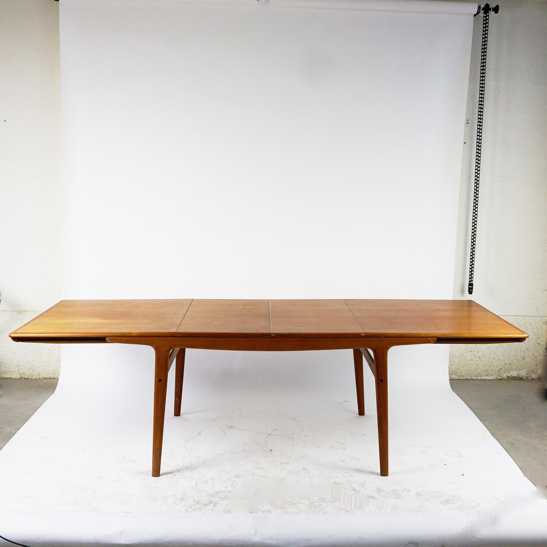 This excellent scandinavian teak dining table was designed by Arne Hovmand-Olsen for Mogens Kold, in Denmark during the 1960s. It is made of teak and has two separate extensions. Designed with a very organic shape. It can seat up to 8-10 people