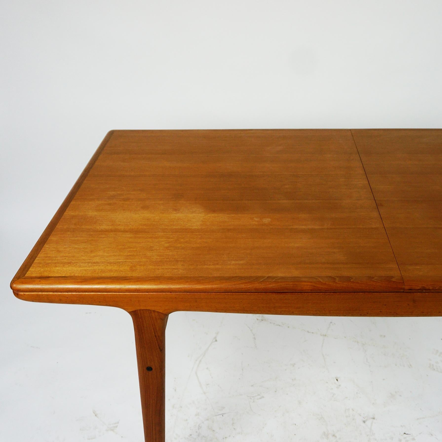 Scandinavian Modern Extendable Teak Dining Table by A. H. Olsen for Mogens Kold In Good Condition In Vienna, AT