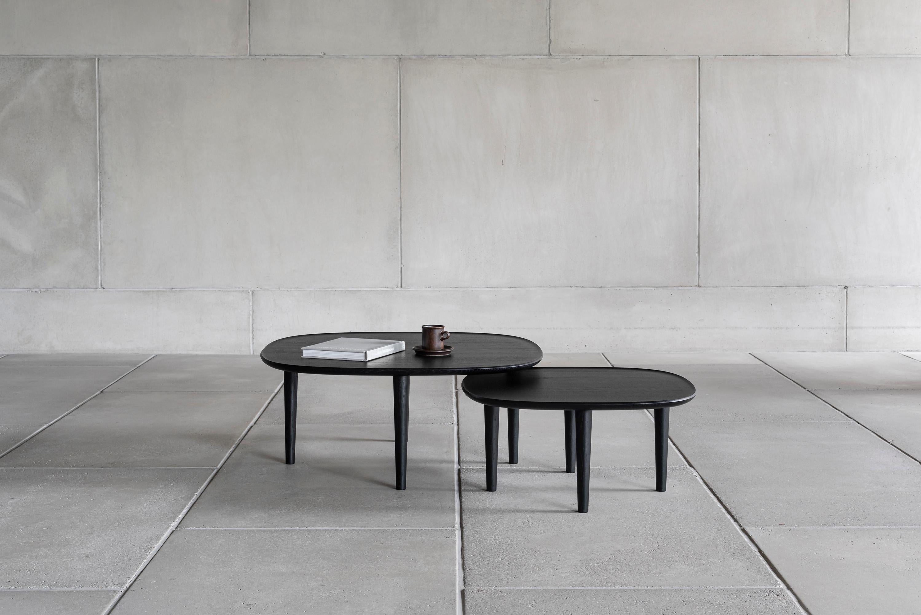 Finlandais Table moderne scandinave Fiori 85 par Antrei Hartikainen x Poiat, chêne noir  en vente