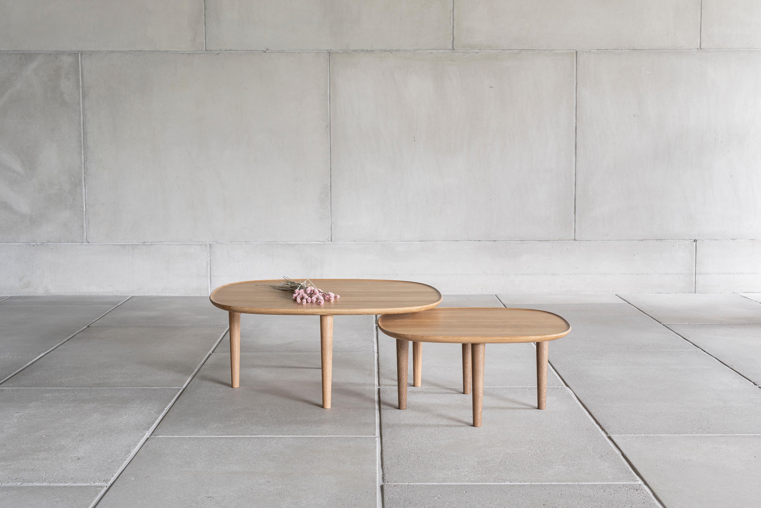 Tavolo moderno scandinavo 'Fiori' di Antrei Hartikainen x Poiat, Oak nero in vendita 3