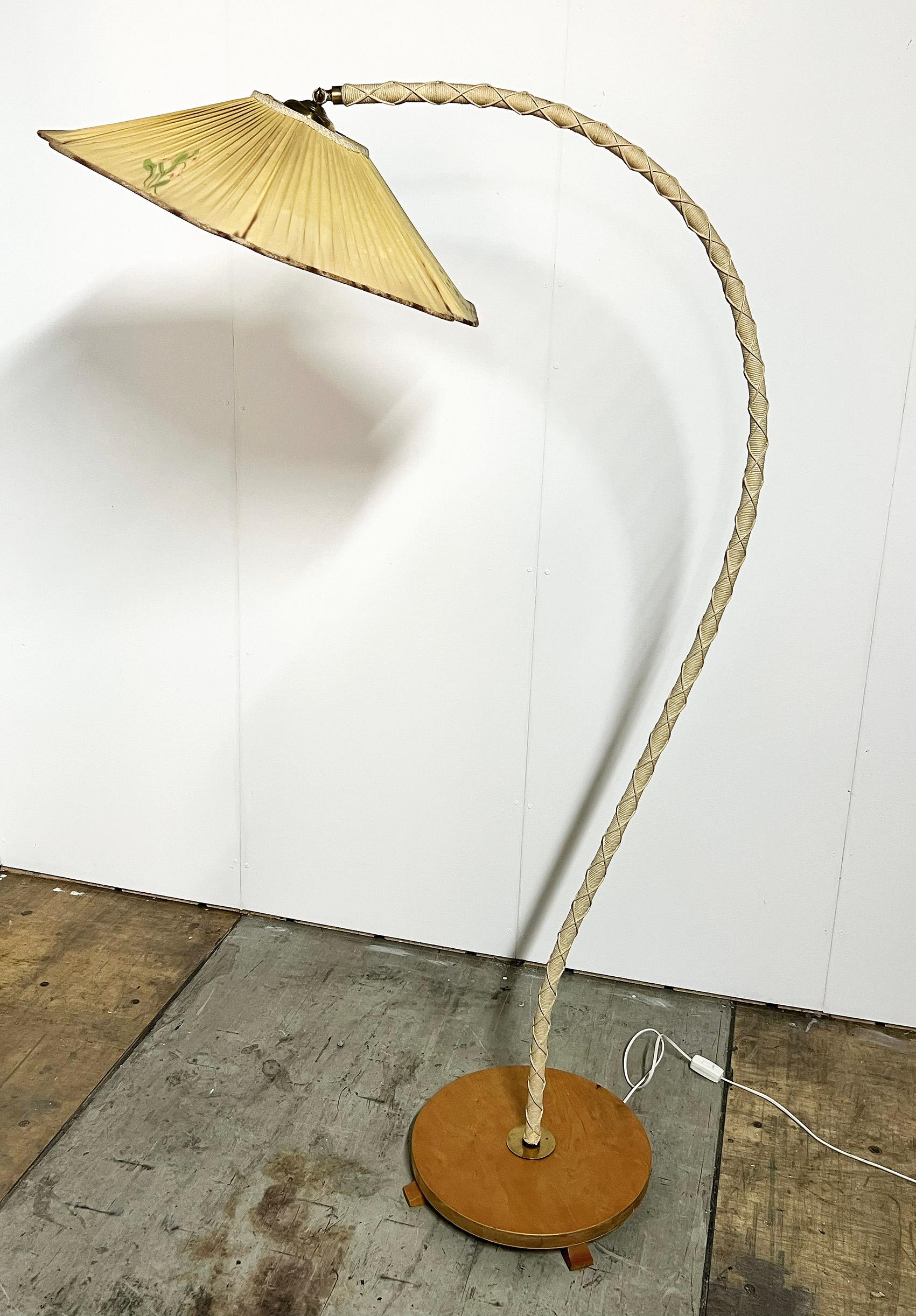 Lampadaire en laiton, corde et orme, Suède, vers les années 1940.
Usure et patine correspondant à l'âge et à l'utilisation. 
Teinte originale avec des signes visibles d'utilisation et d'usure.
Patine d'usage du laiton, quelques usures au niveau de