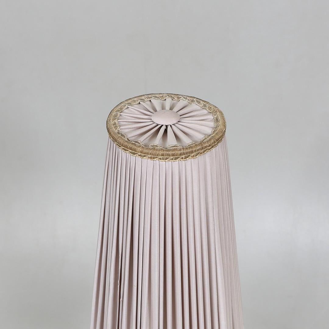 Elegante pie de lámpara grande de cristal de color morado oscuro provisto de un casquillo E27 y una pantalla de tela de forma cónica. Diseñado en la década de 1950 por Arthur Percy para Gullaskruf, Suecia. Utiliza marcas en la pantalla de tela. Se