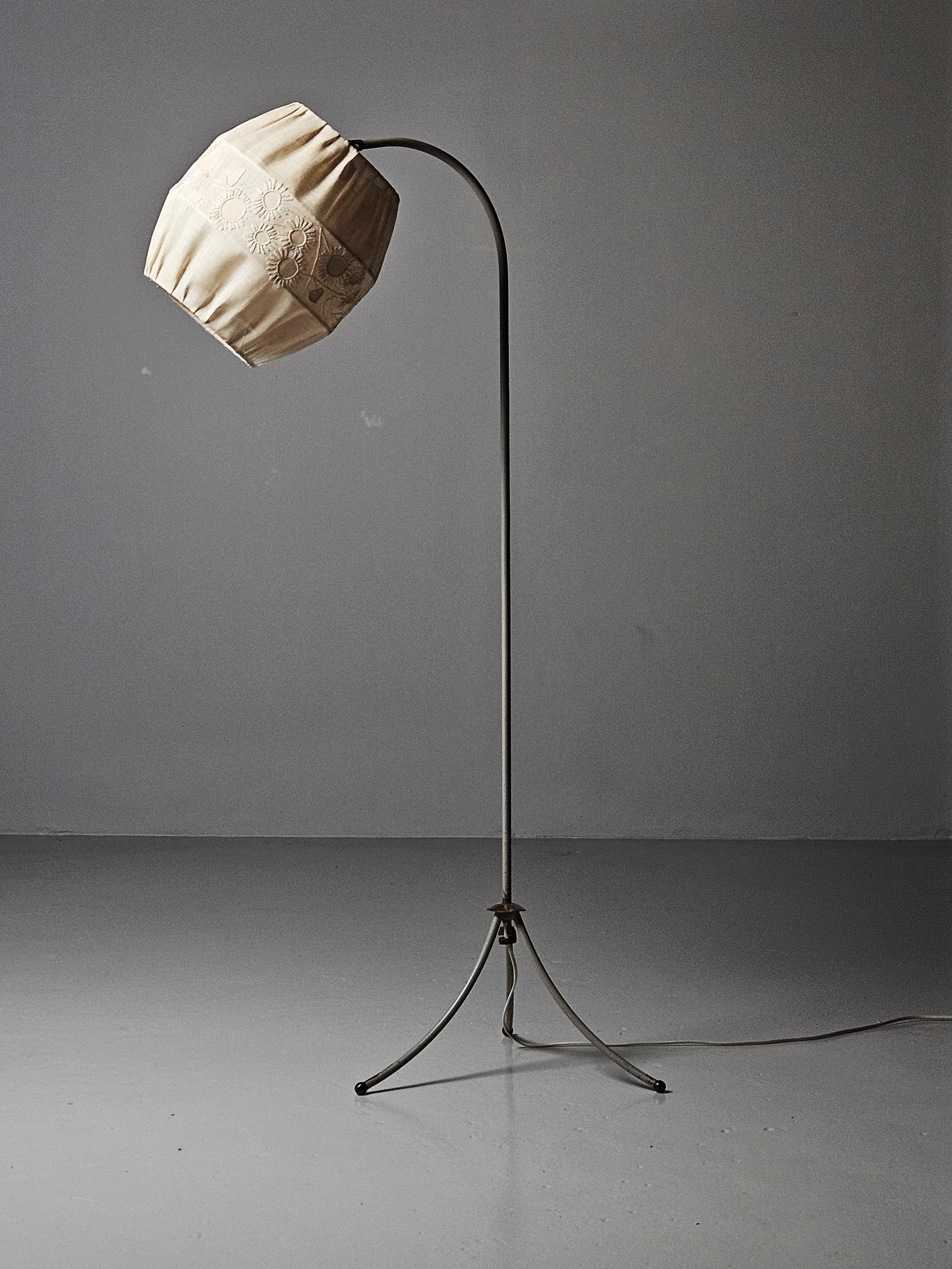 Great Scandinavian modern floor lamp made by unknown designer in Sweden during the 1960s. 

Made in metal, brass and comes with a unique shade with a floral pattern. 