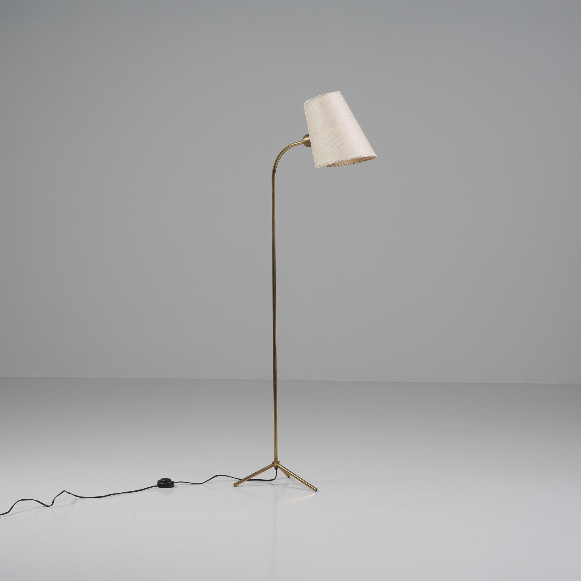 Lampadaire The Modern Scandinavian, fabriqué en Finlande, années 1950. Structure en laiton, abat-jour en tissu. Bon état vintage, patine mineure correspondant à l'âge et à l'utilisation. 