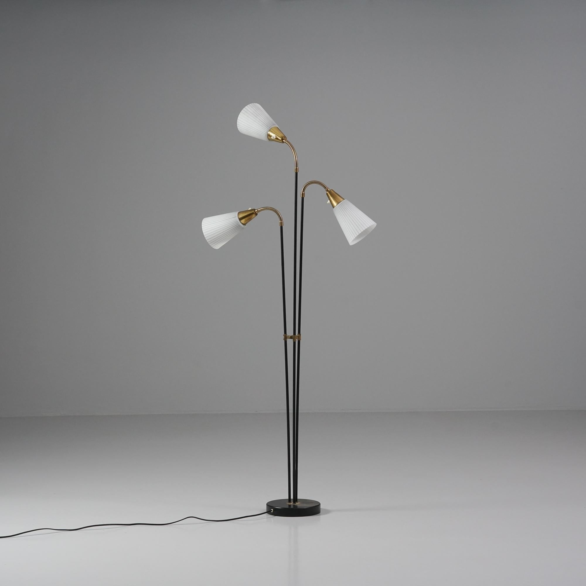 Lampadaire The Modern Scandinavian, fabriqué en Finlande, années 1950. Monture en laiton et métal peint, abat-jour en verre. Les abat-jour sont réglables. Bon état vintage, patine d'usage. 