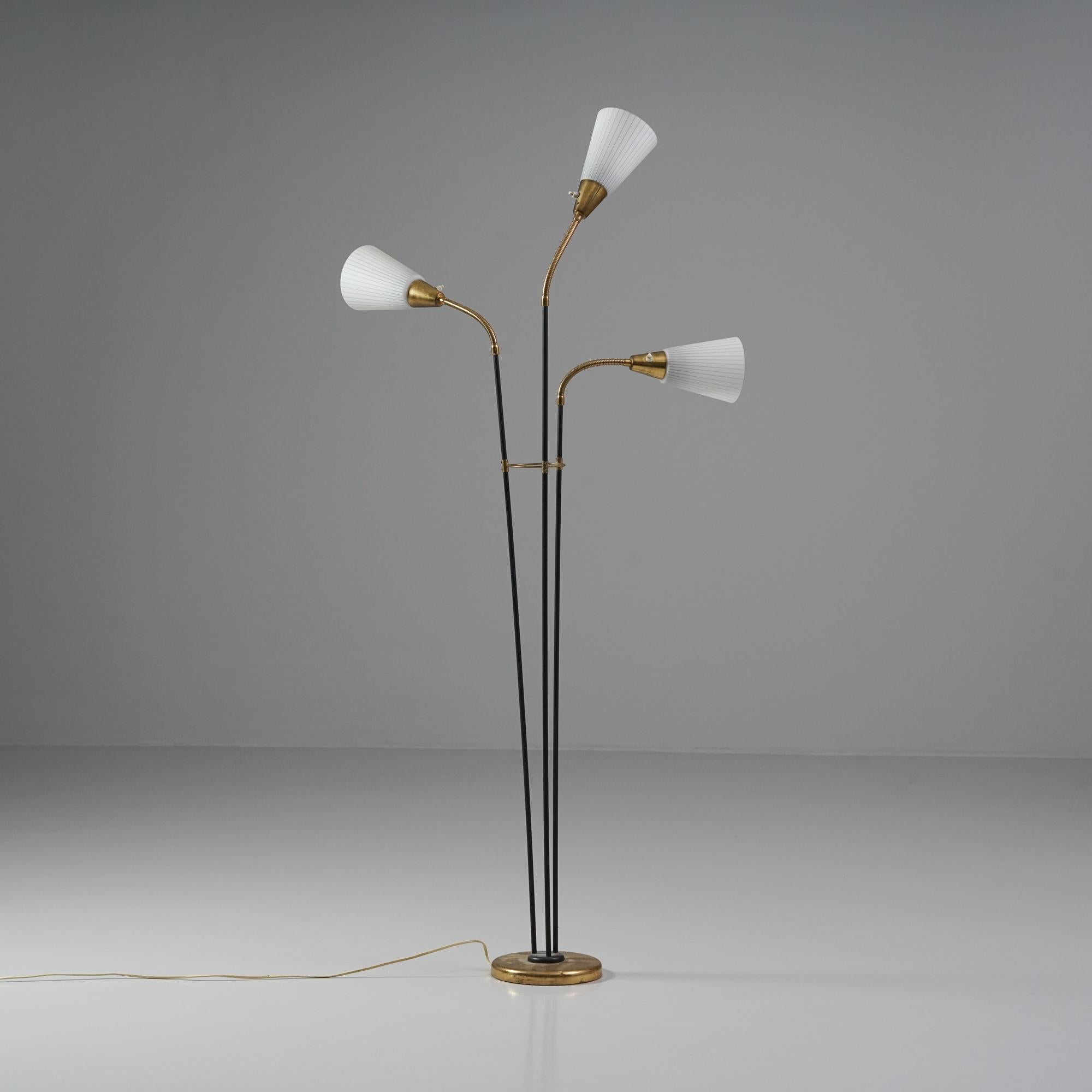 Lampadaire The Modern Scandinavian, fabriqué en Finlande, années 1950. Monture en laiton et métal peint, abat-jour en verre. Les ombres sont réglables. Bon état vintage, patine mineure correspondant à l'âge et à l'utilisation. 