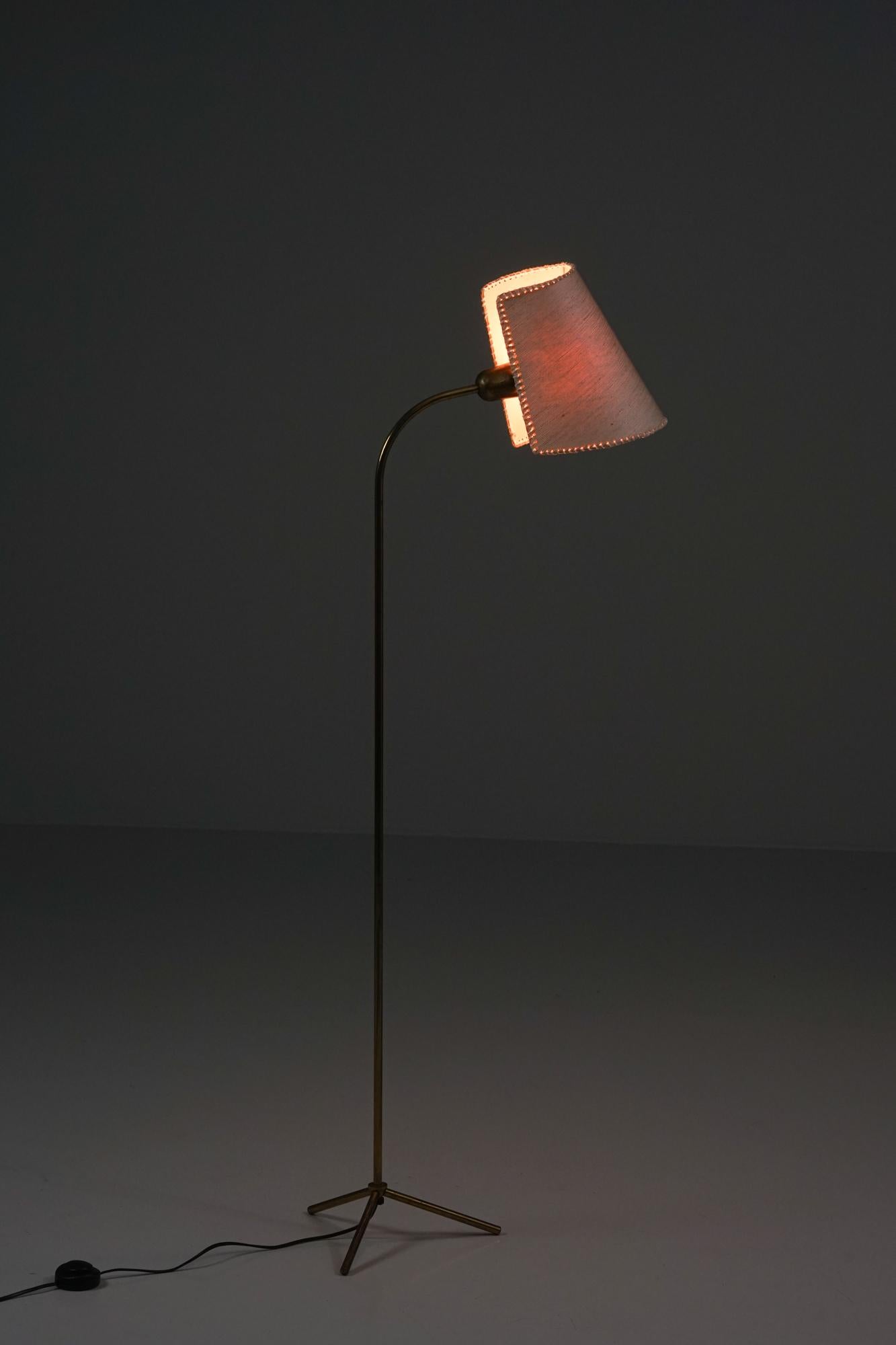 Laiton Lampadaire moderne scandinave, Finlande, années 1950 en vente