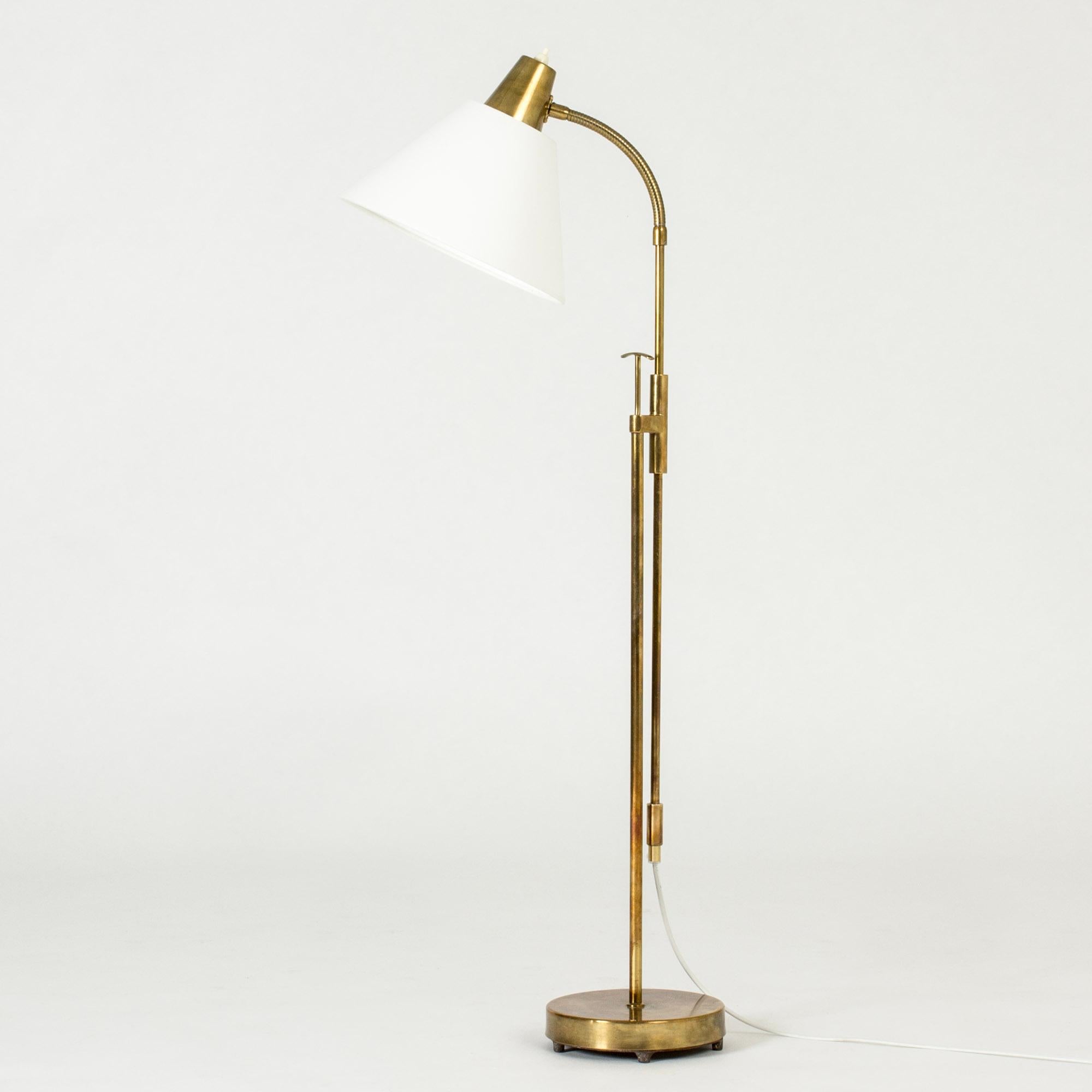 Brass floor lamp from Falkenbergs Belysning, with adjustable height and flexible neck. Elegant brass “T” detail, that allows you to lift and move the lamp with two fingers.

Height 95-136 cm.