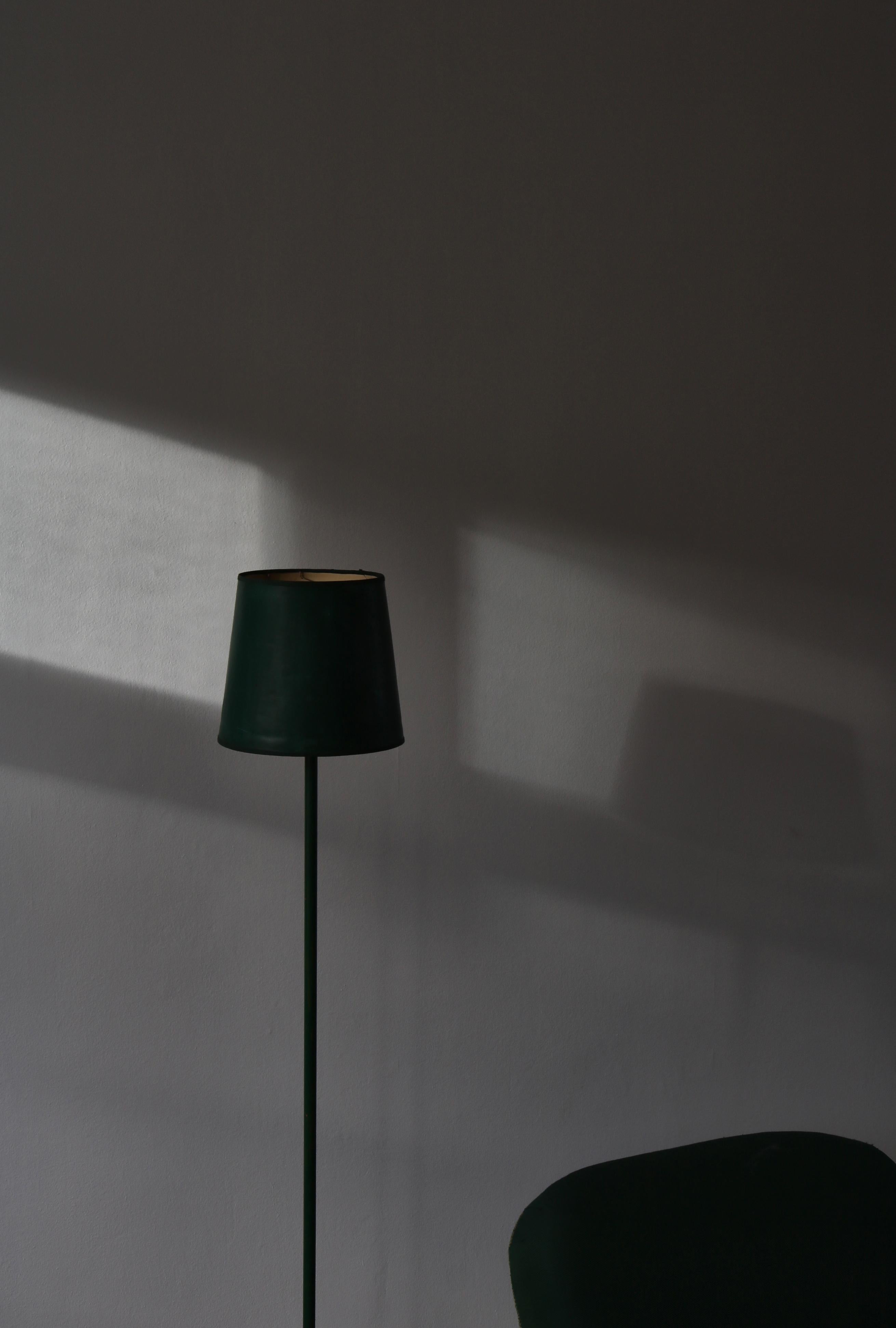 Charmant lampadaire scandinave en métal laqué vert avec détails en laiton fabriqué au Danemark dans les années 1940. Le luminaire a un aspect industriel et est magnifiquement usé. Dans le style de Jean Prouvé.