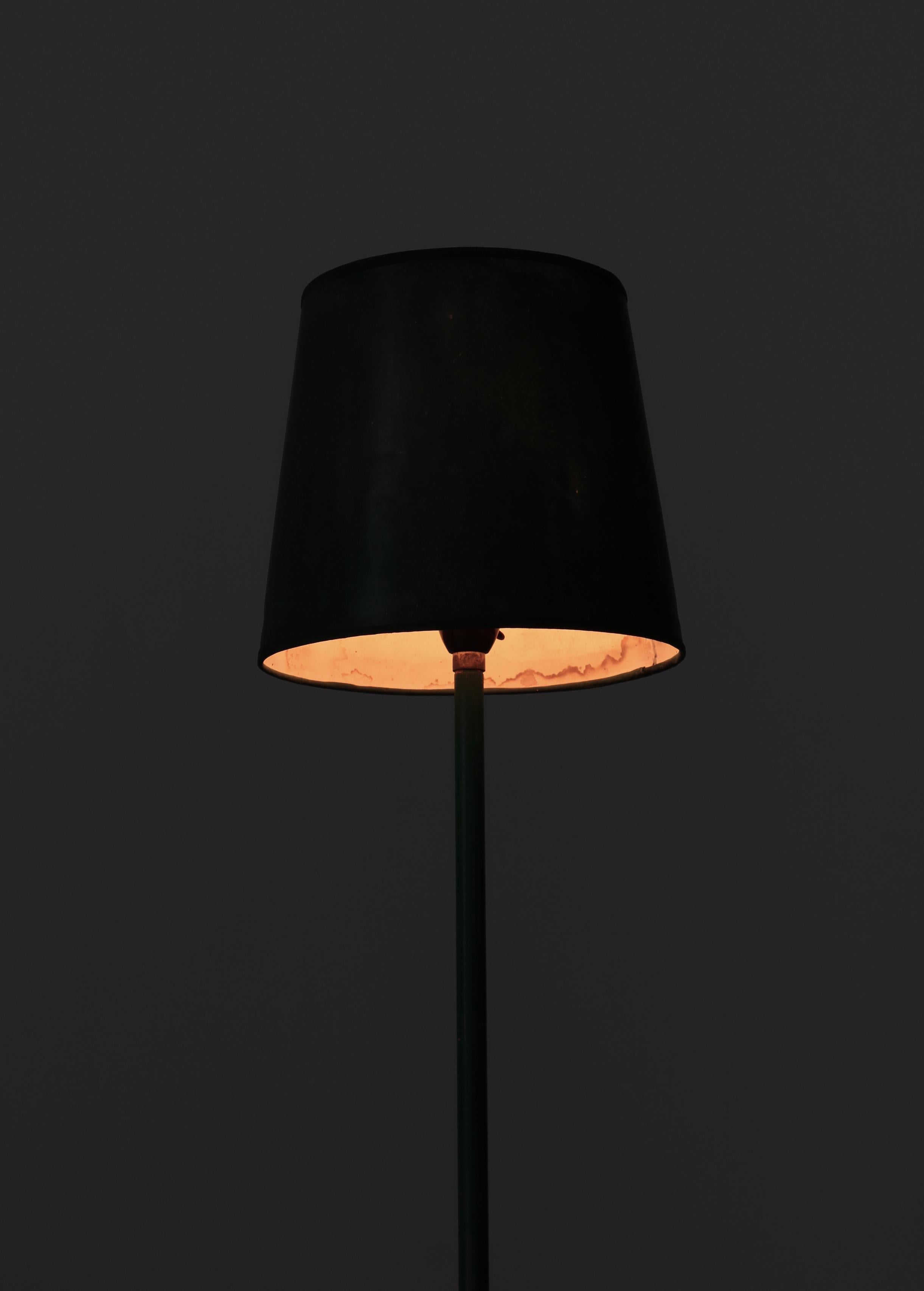 Metà XX secolo Lampada da terra The Scandinavian Modern in metallo laccato verde, anni '40 in vendita