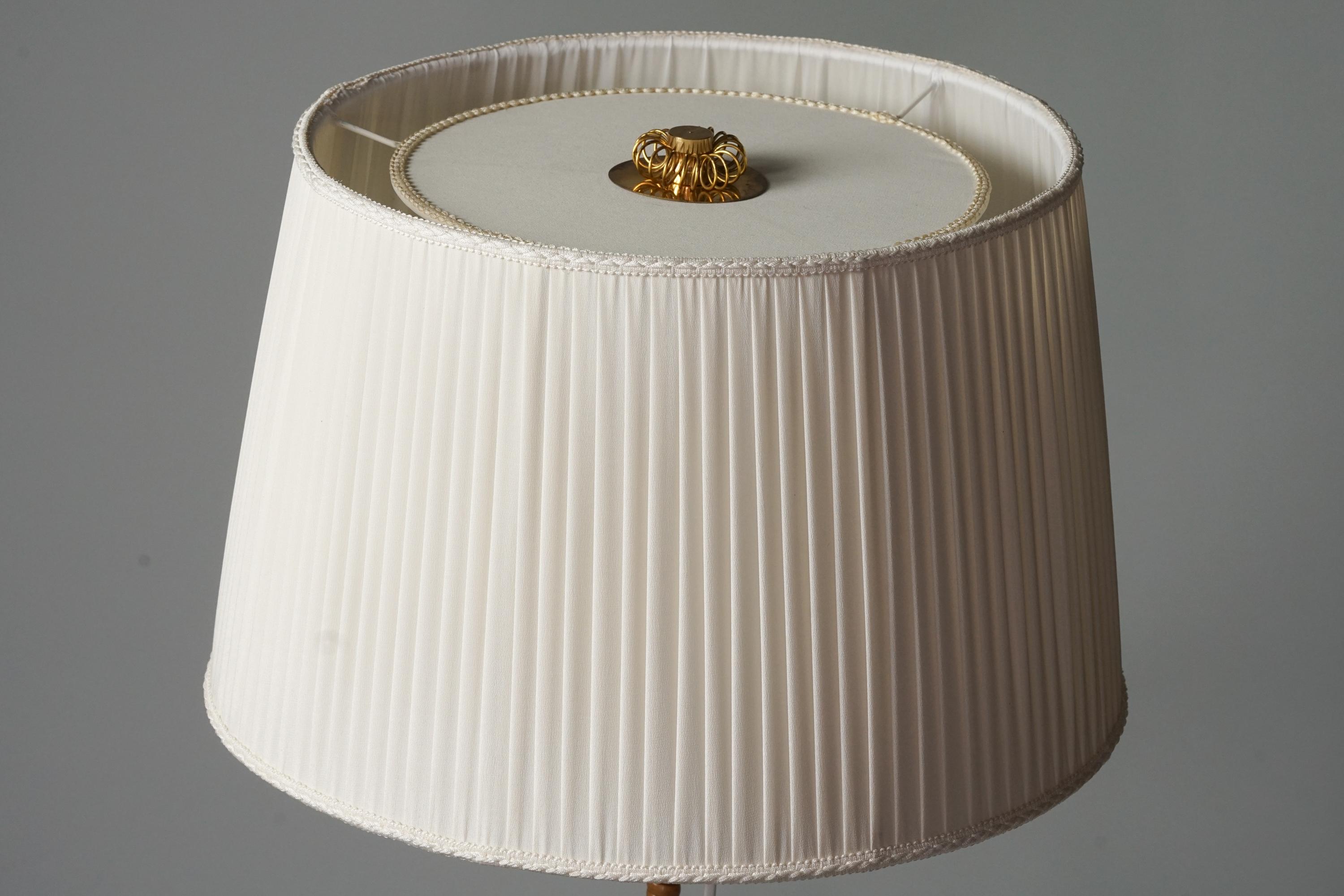 Skandinavische moderne Stehlampe im Stil von Paavo Tynell, 1950er/1960er Jahre (Finnisch) im Angebot
