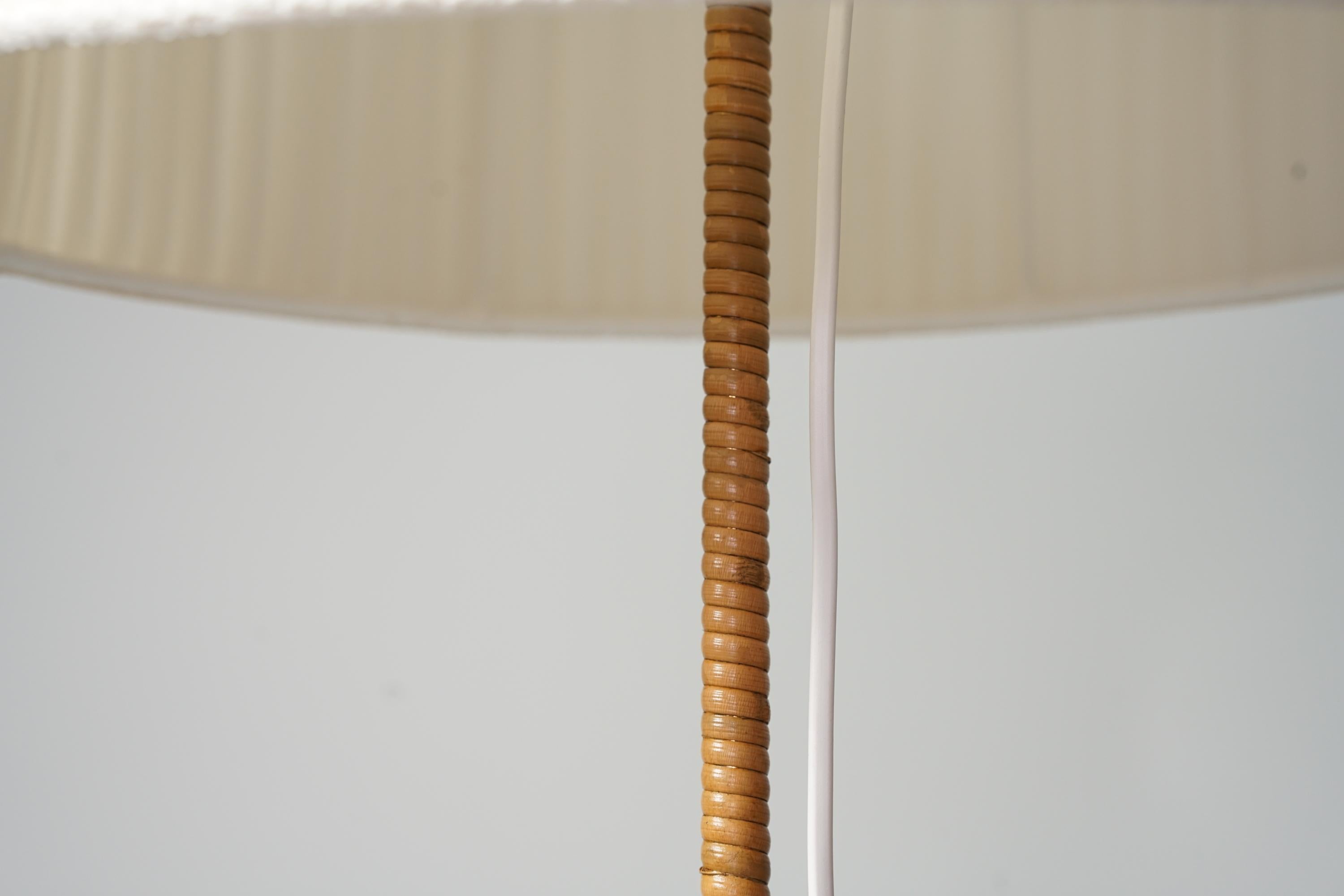 Skandinavische moderne Stehlampe im Stil von Paavo Tynell, 1950er/1960er Jahre (Messing) im Angebot