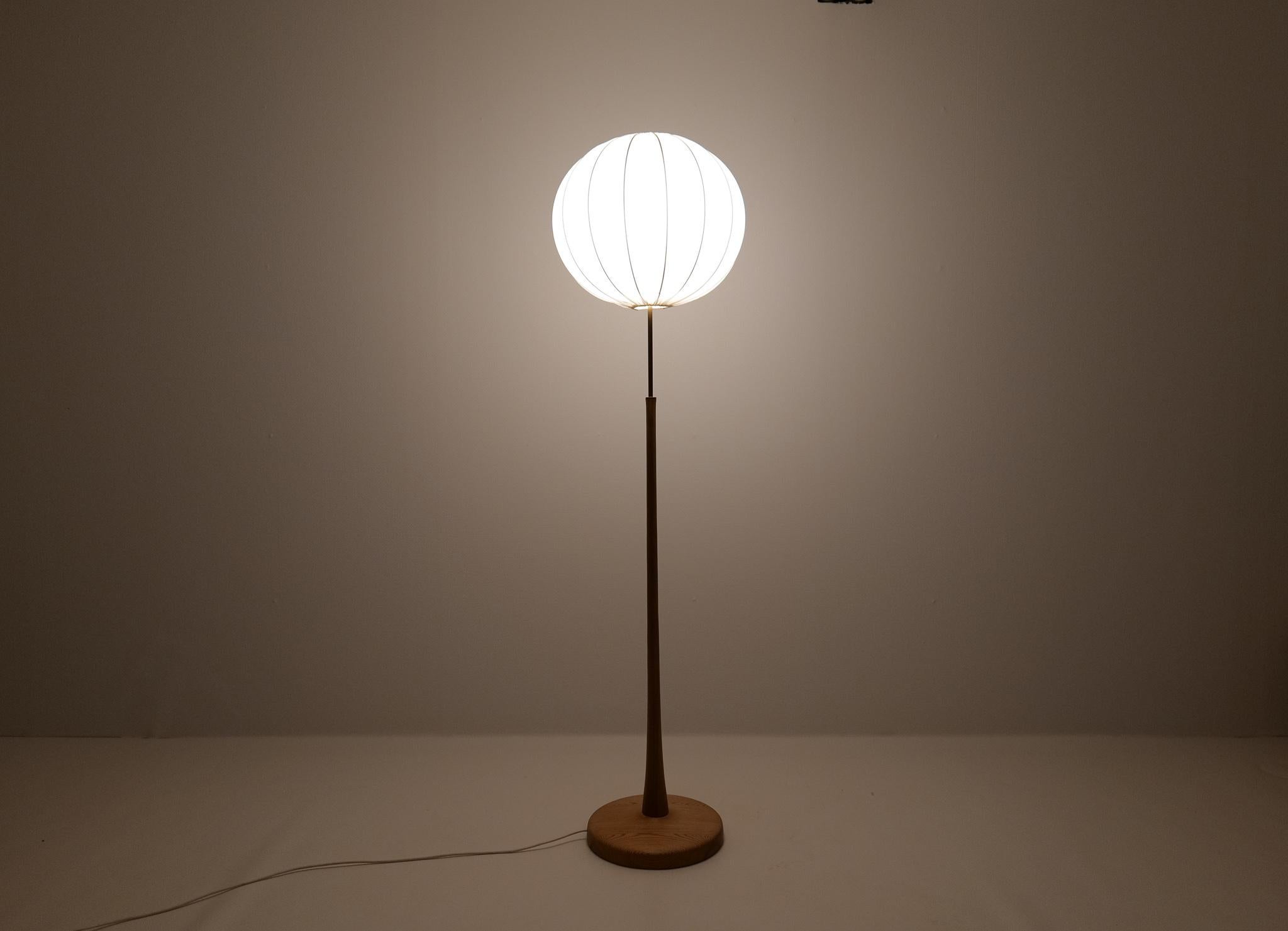 Scandinavian Modern Floor Lamp in Pine and Brass, Sweden, 1970s 5