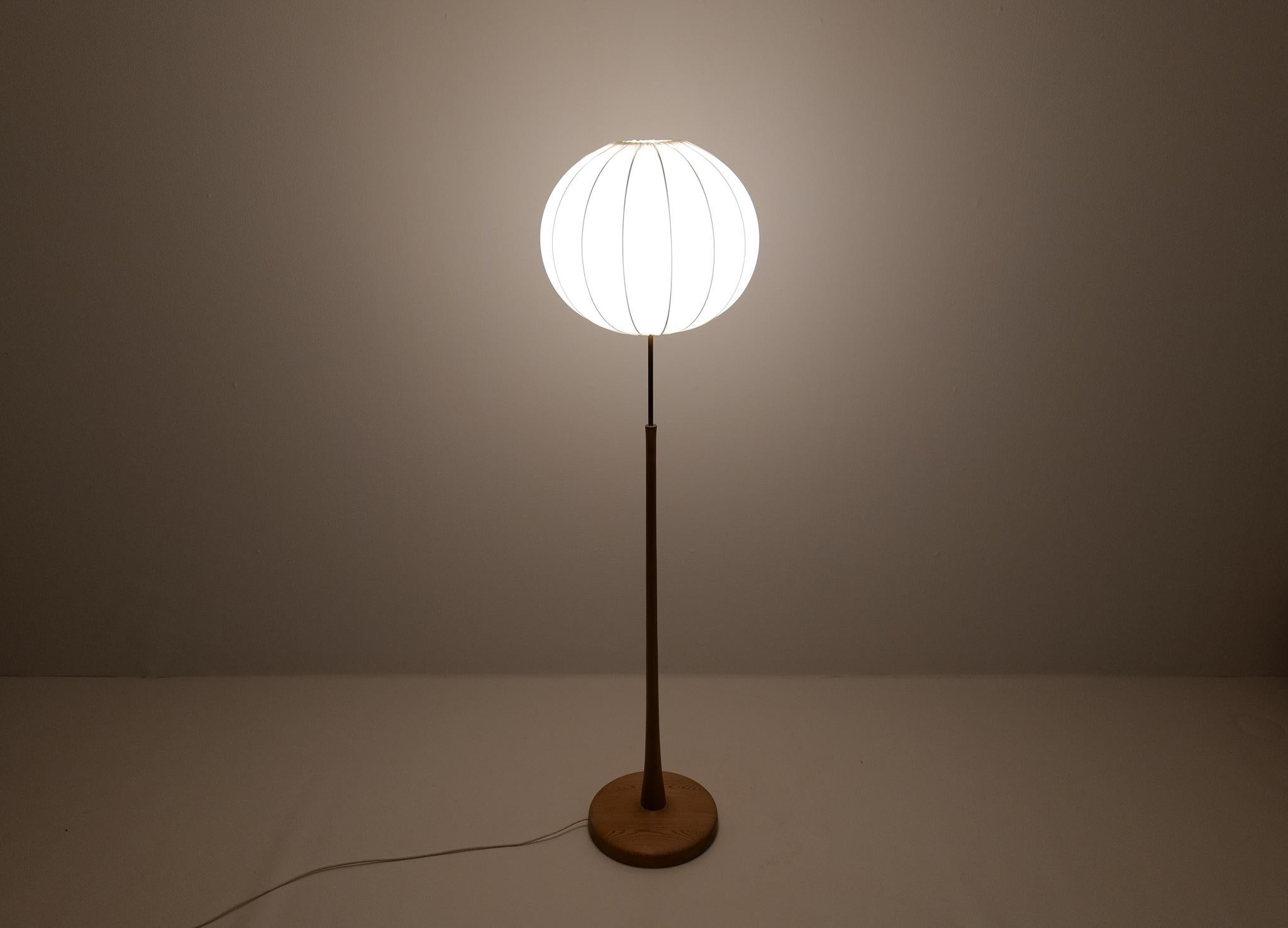 Scandinavian Modern Floor Lamp in Pine and Brass, Sweden, 1970s 6