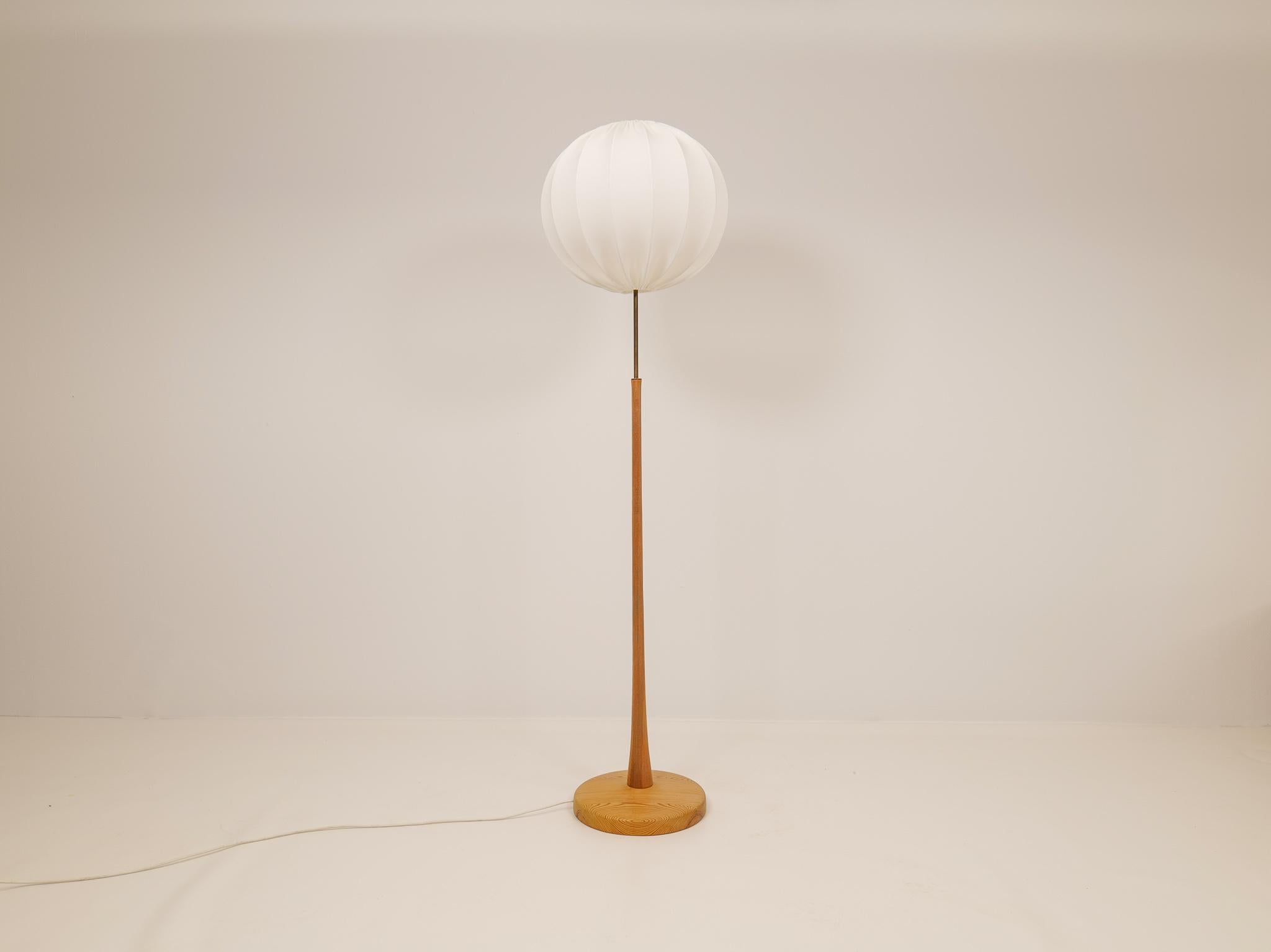 Floor lamp manufactured in Sweden and in style of Luxus and Uno Kristiansson. It’s made in solid pine base and rod, the last part of the rod in brass. 
This one comes with all new cotton cloud shade. 

Nice vintage condition.

Dimensions: