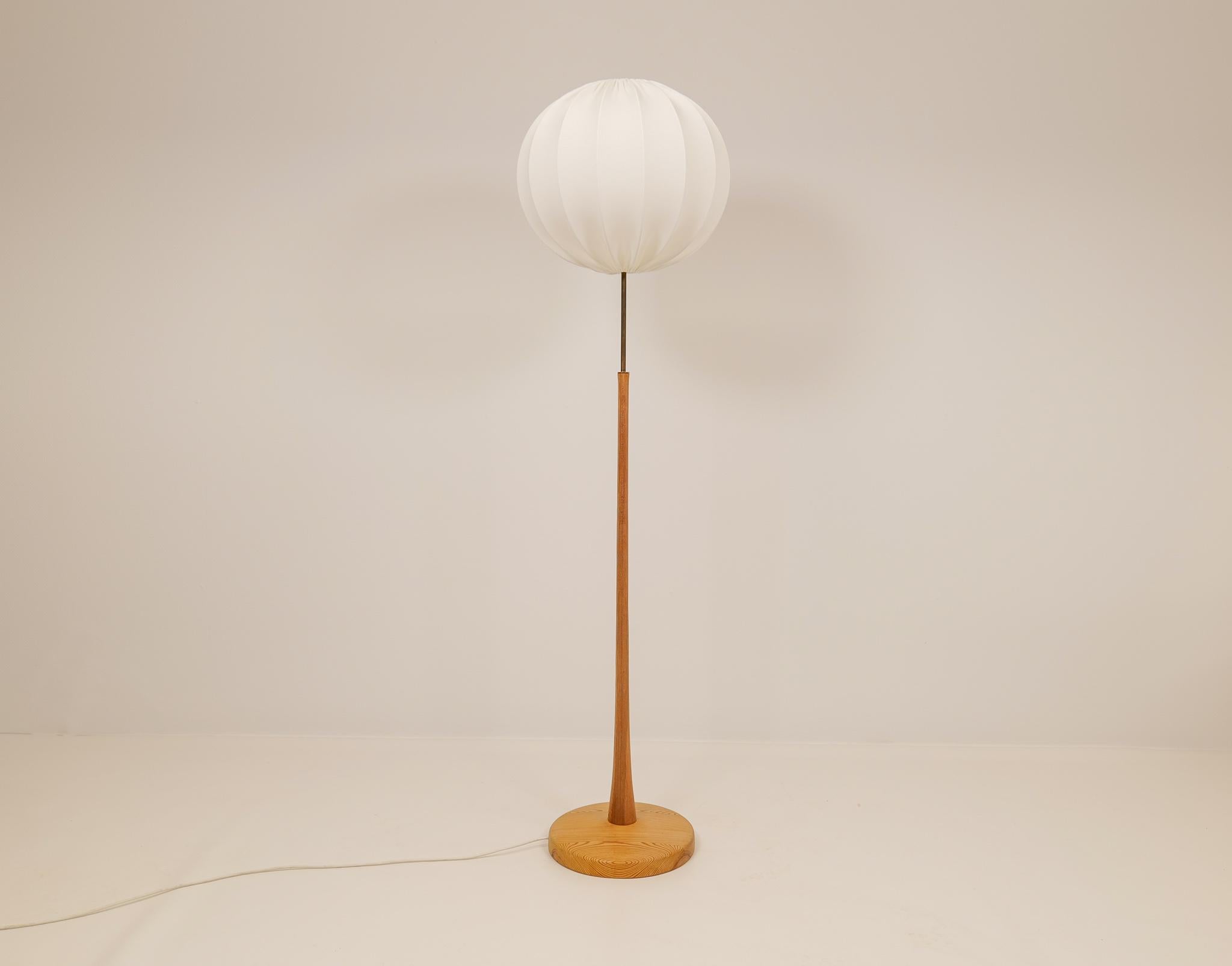 Swedish Scandinavian Modern Floor Lamp in Pine and Brass, Sweden, 1970s