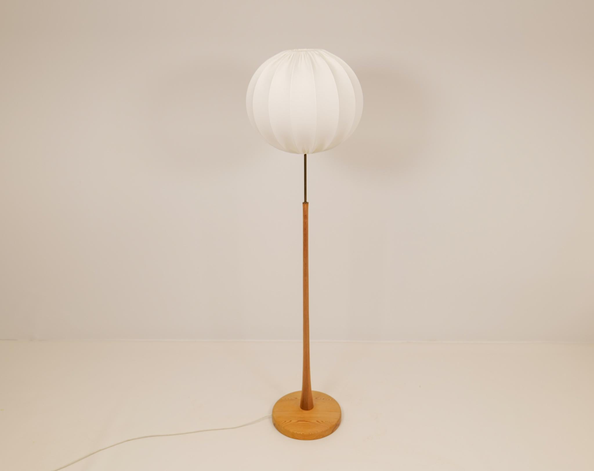 Scandinavian Modern Floor Lamp in Pine and Brass, Sweden, 1970s In Good Condition In Hillringsberg, SE