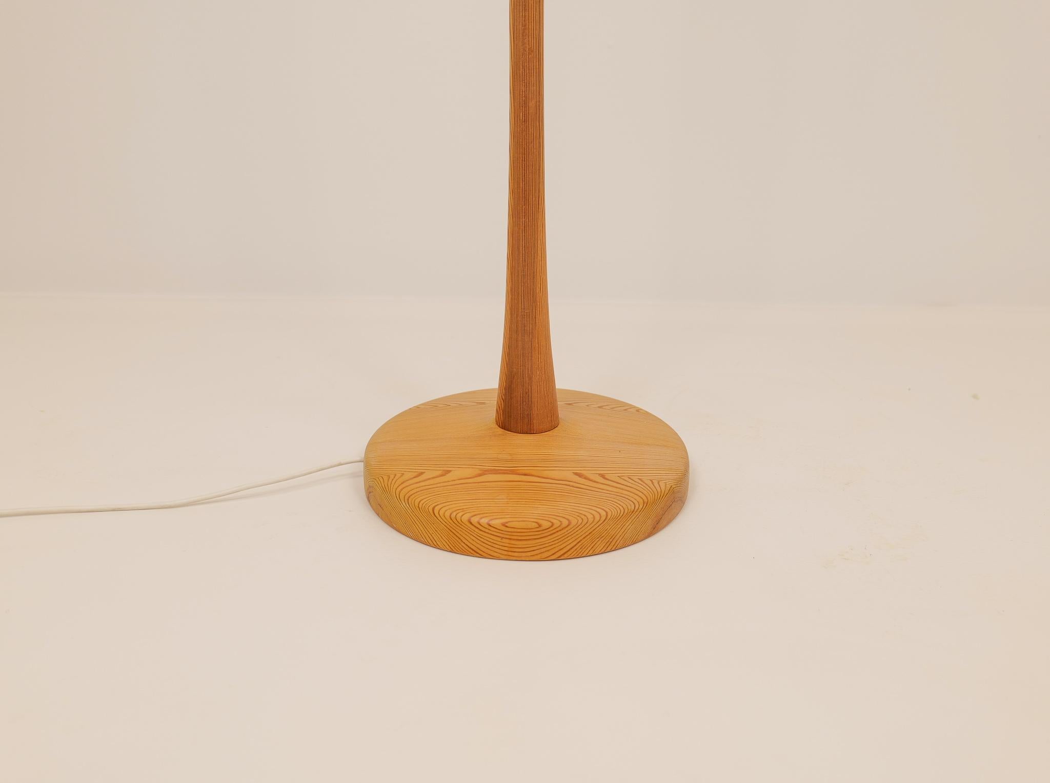 Scandinavian Modern Floor Lamp in Pine and Brass, Sweden, 1970s 4