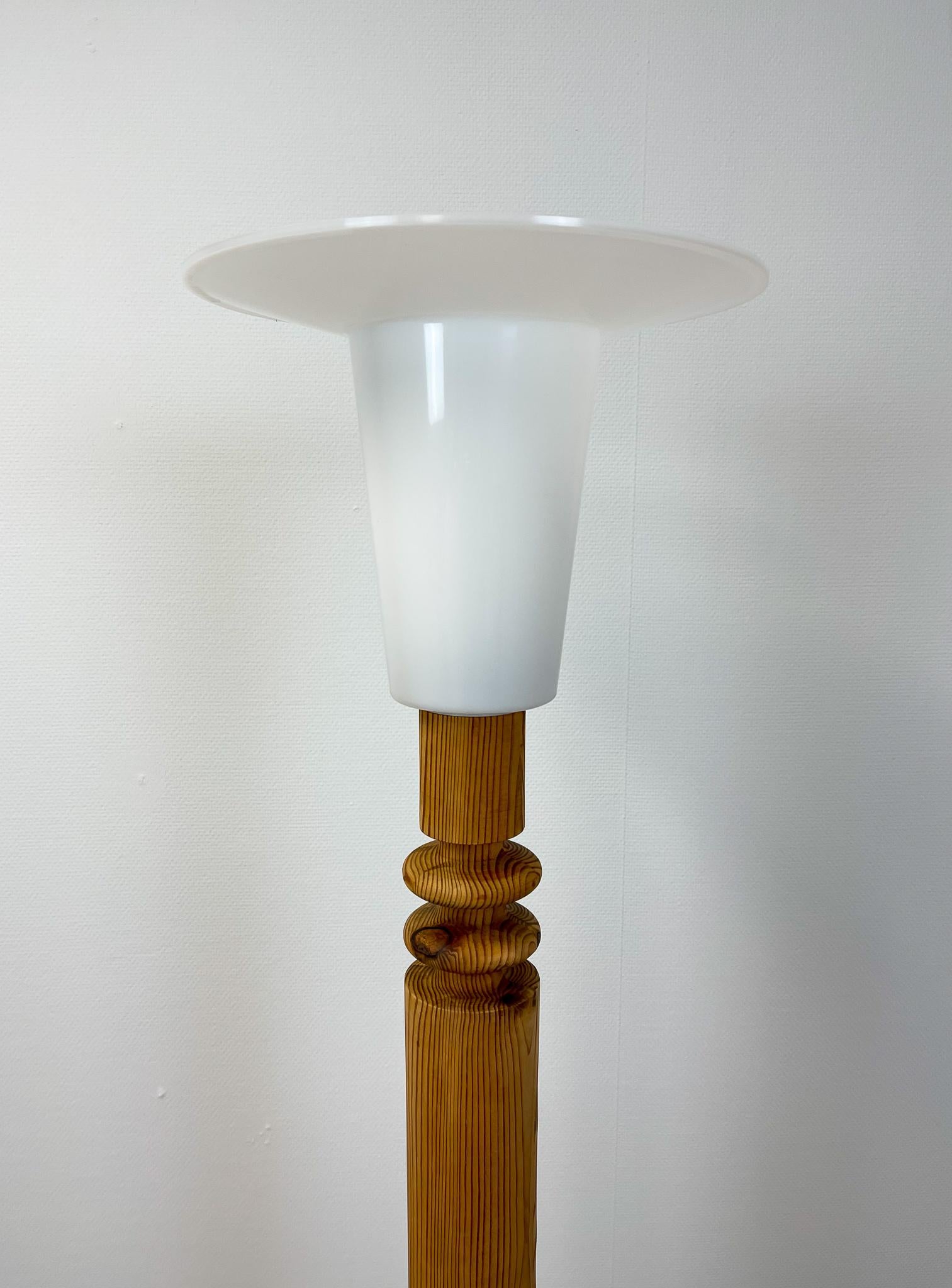 Scandinavian Modern Floor Lamp in Pine Uno Kristiansson, Sweden, 1970s 5