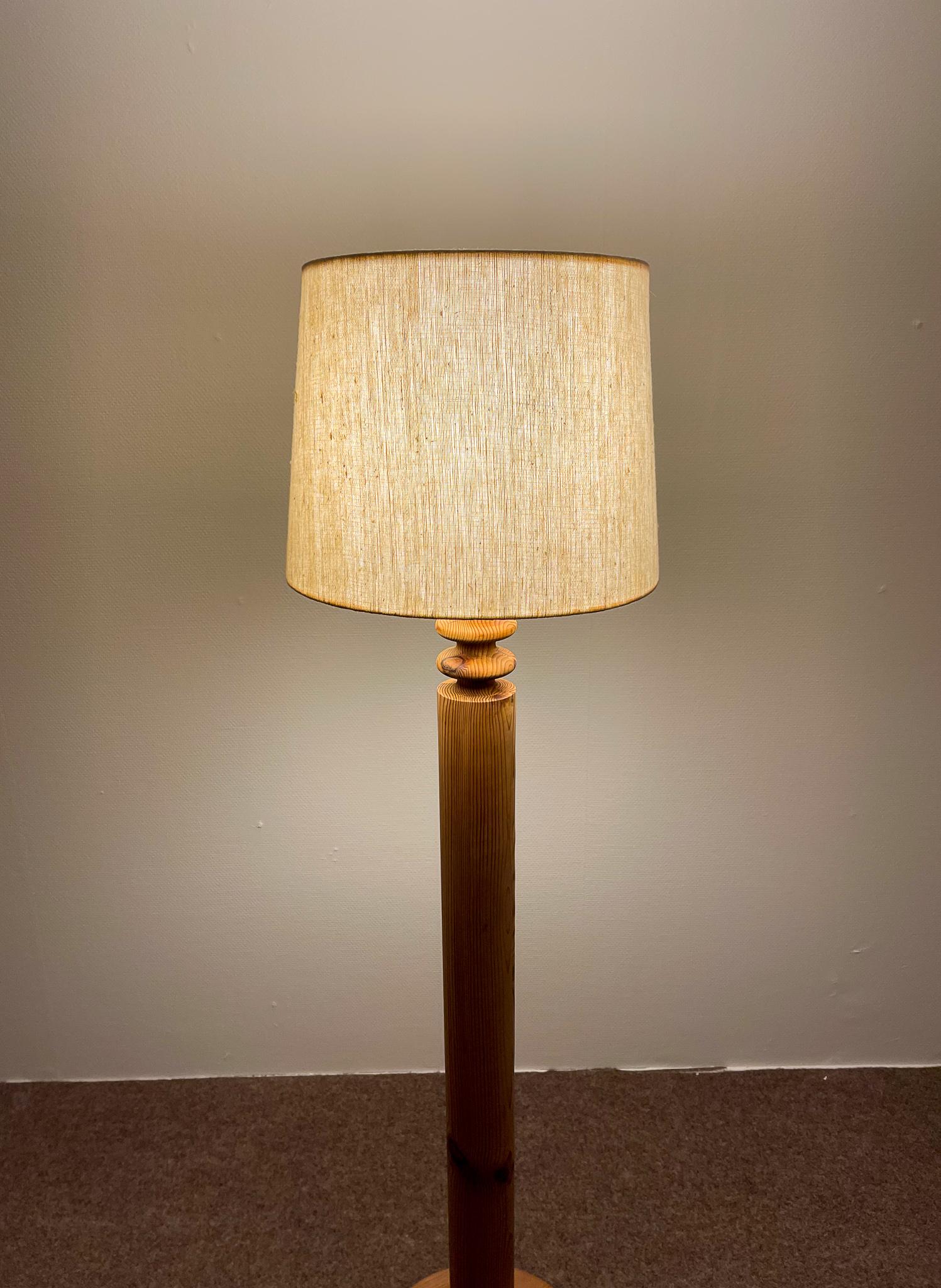 Scandinavian Modern Floor Lamp in Pine Uno Kristiansson, Sweden, 1970s 9
