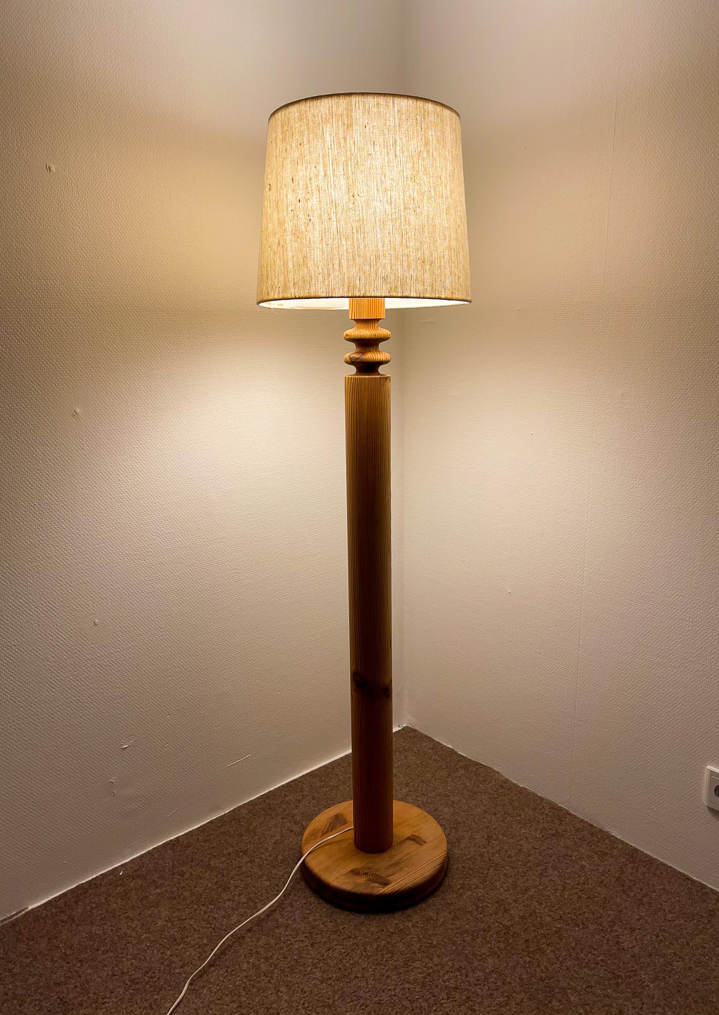 Scandinavian Modern Floor Lamp in Pine Uno Kristiansson, Sweden, 1970s 12