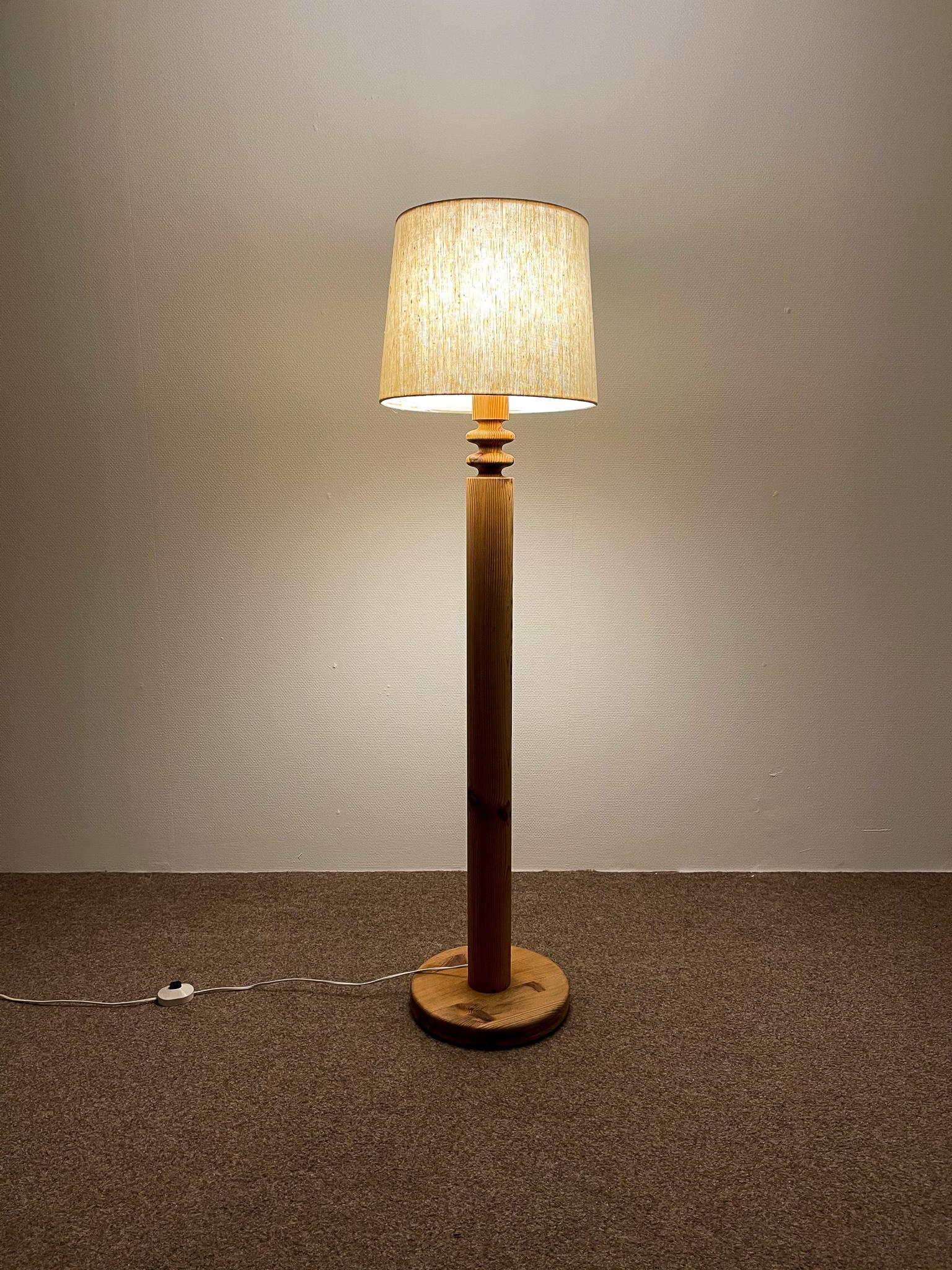 Floor lamp manufactured in Sweden and designed by Uno Kristiansson. It’s made in solid pine.
Original shade with the acrylic inside and the textile on top. 

Nice vintage condition.

Dimensions: Height 144 cm, base 32cm diameter, shade 37 cm