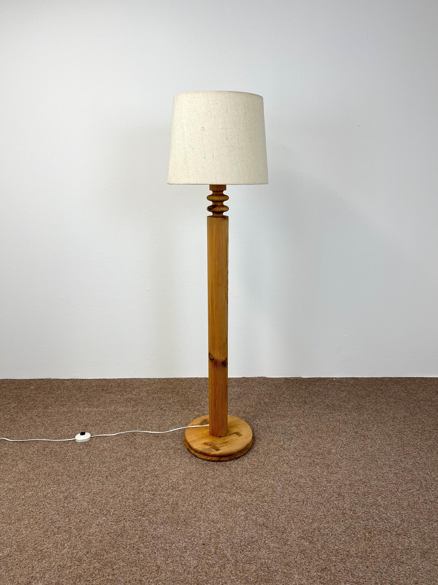 Swedish Scandinavian Modern Floor Lamp in Pine Uno Kristiansson, Sweden, 1970s