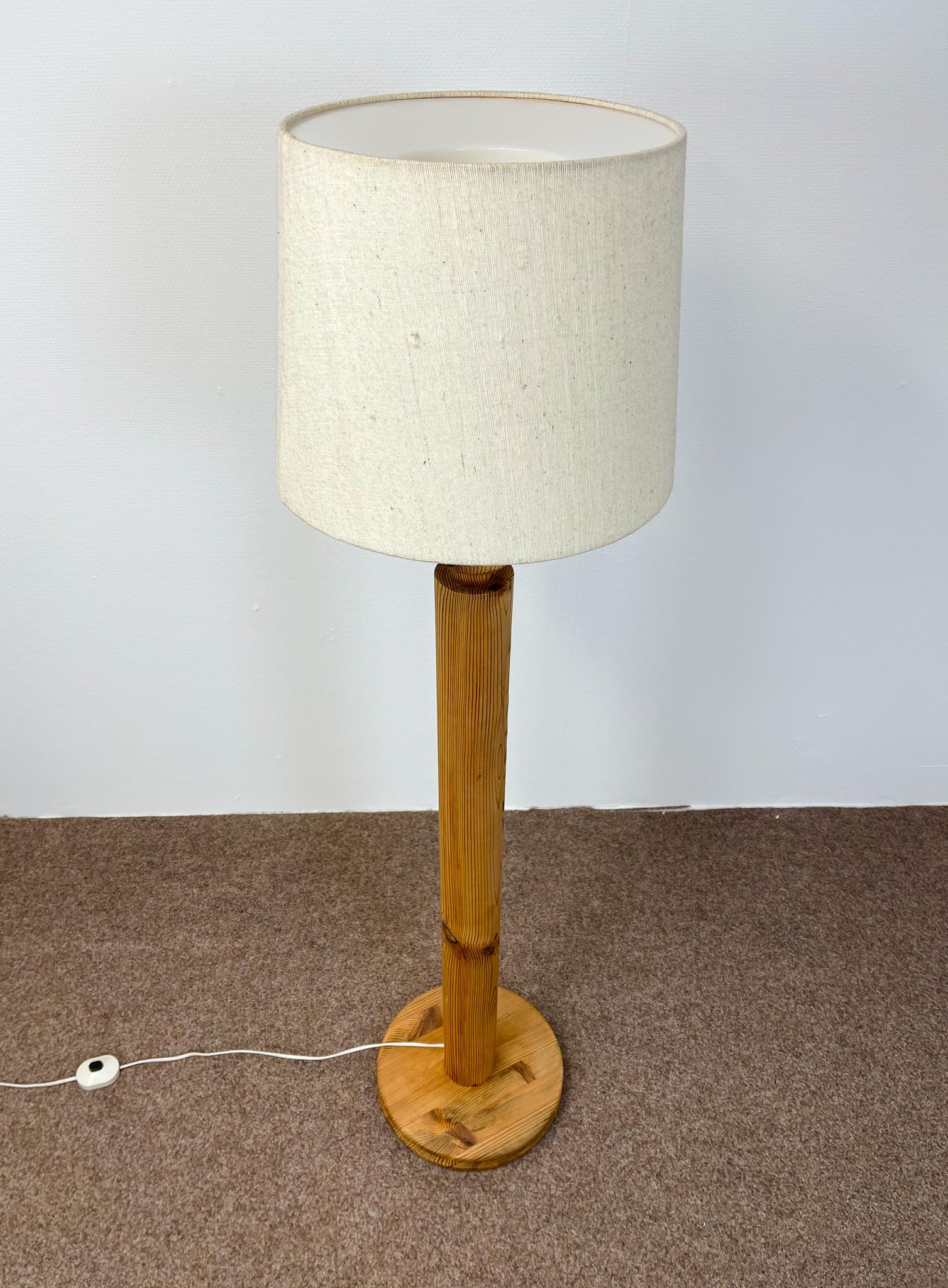 Scandinavian Modern Floor Lamp in Pine Uno Kristiansson, Sweden, 1970s In Good Condition In Hillringsberg, SE