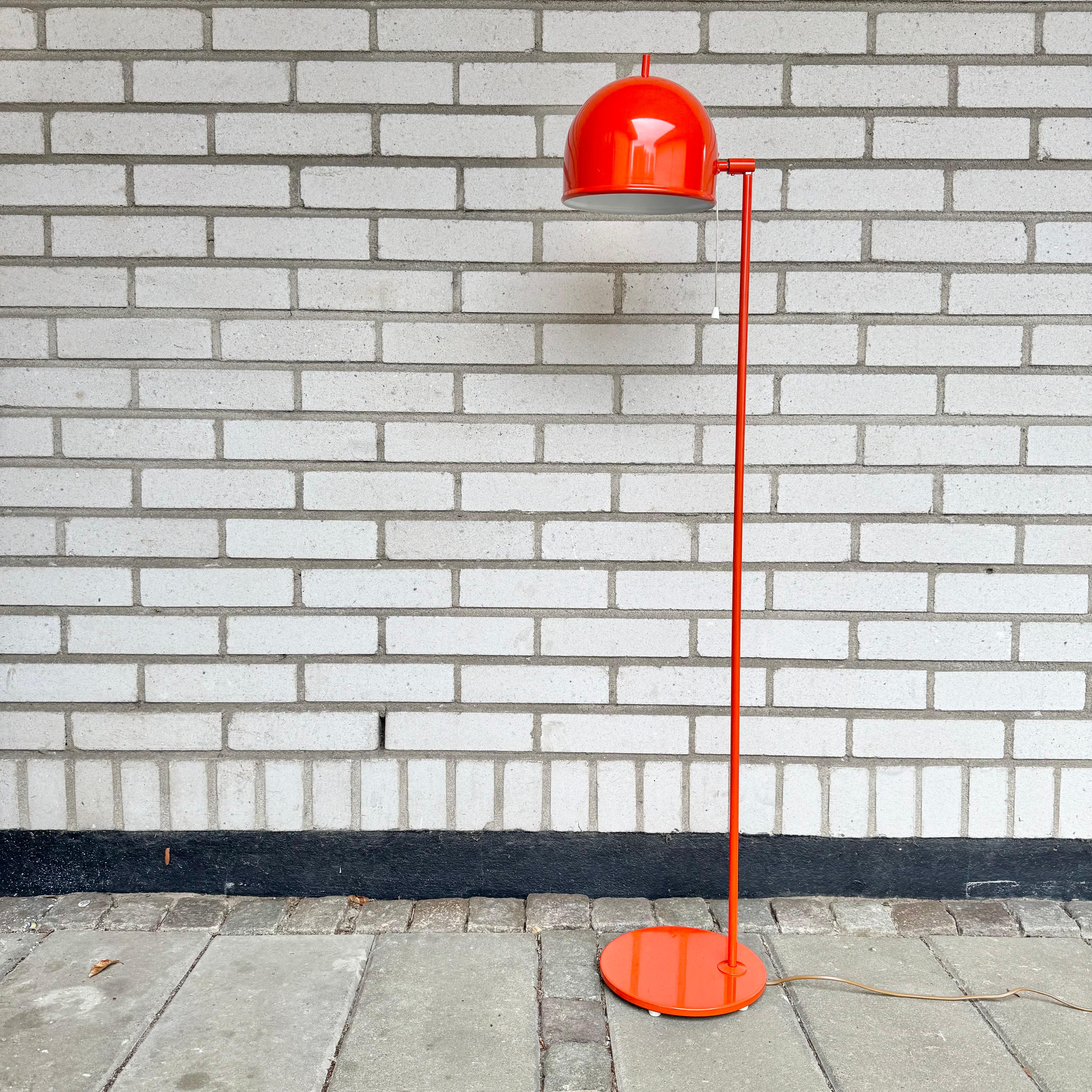 Lampadaire iconique de la modernité du milieu du siècle G-075 avec abat-jour réglable, fabriqué dans les années 1960 par la société suédoise Bergboms. Conçu par Eje Ahlgren. La tige en laiton qui dépasse en haut de l'abat-jour est conçue pour être