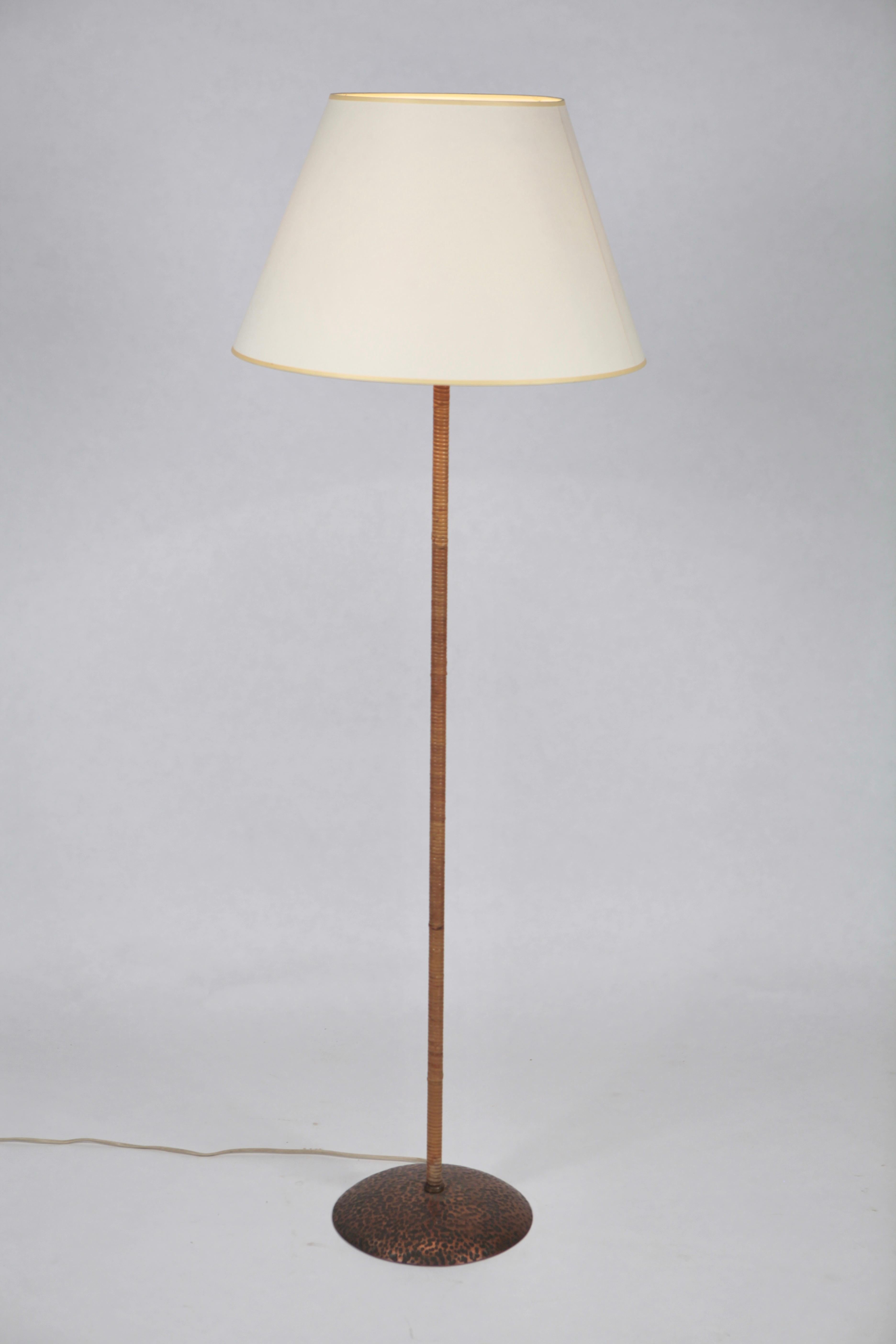 Floor-lamp, attributed to Paavo Tynell. Rattan covered stem & hand hammered copper base.
Executed in Finland in the 1940s.
Excellent vintage condition & great patina.
Original wiring should be replaced to your local requirements.
The shade is
