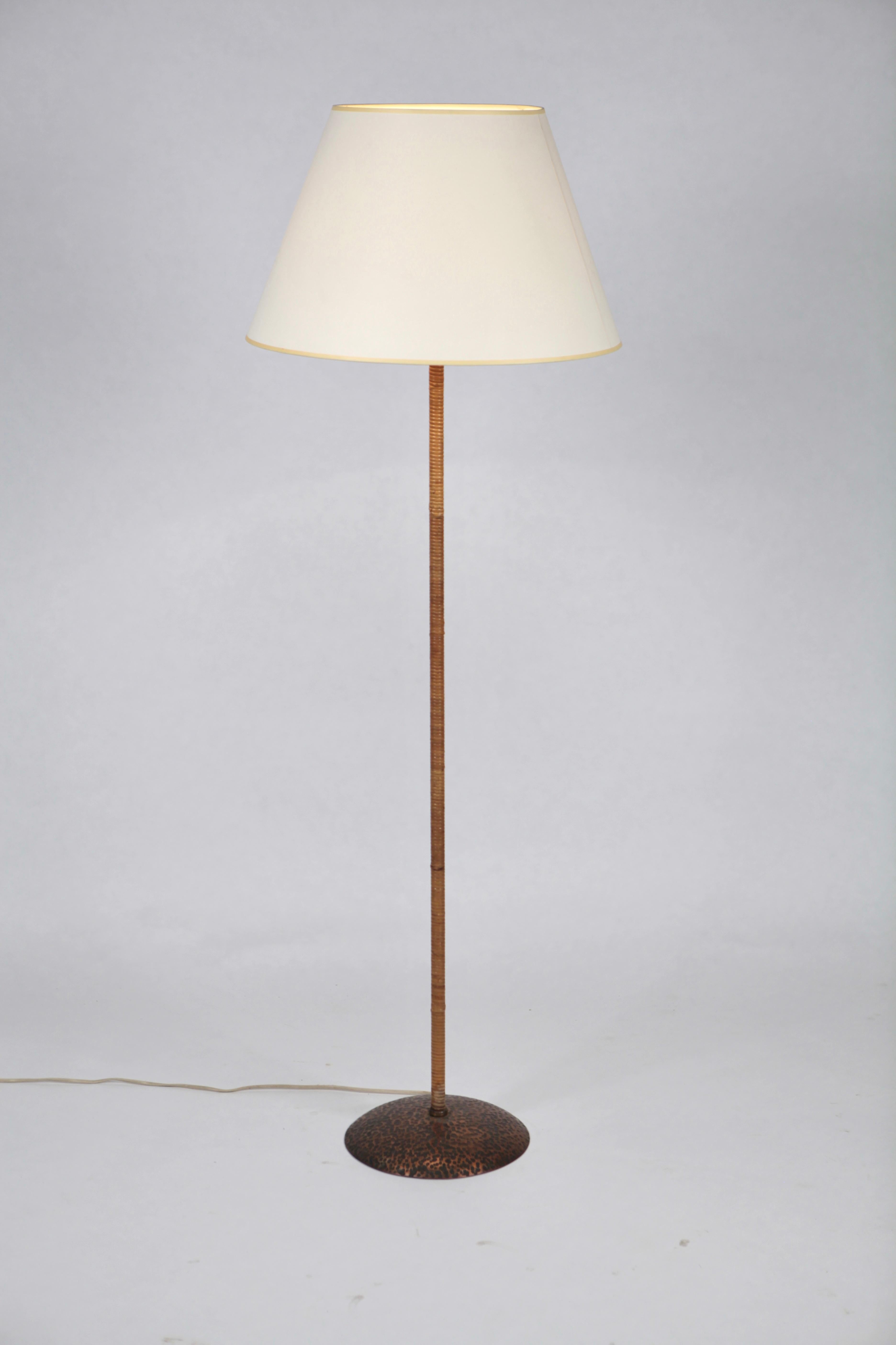 Scandinavian Modern Floor-Lamp, Rattan & Hammered Copper Base, Finland 1940s In Good Condition In Berlin, DE