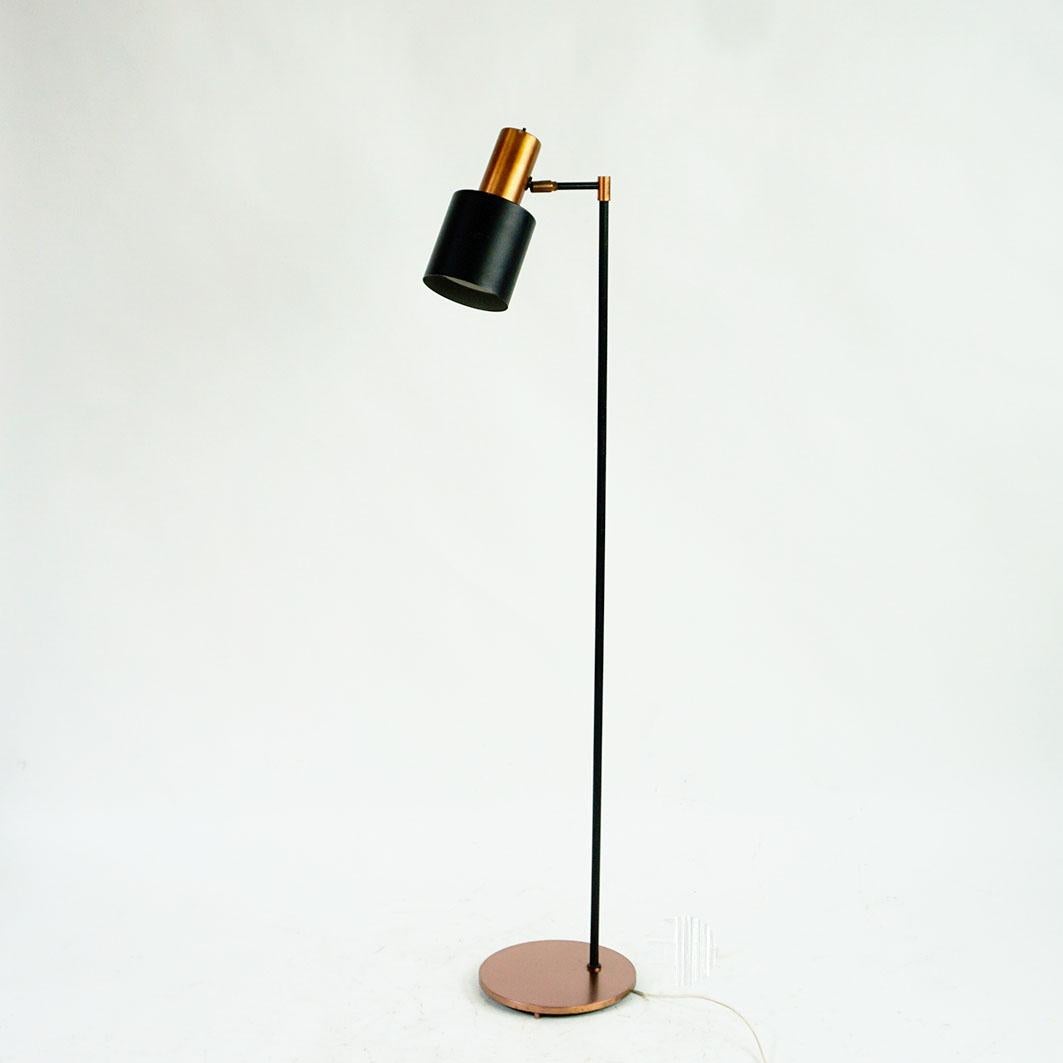 This iconic scandinavian modern Spot Floorlamp Model Studio has been designed by Jo Hammerborg and manufactured by Fog and Morup in the early 1960s in Denmark.
It features a black lacquered metal stem and a copper coloured base. The shade is copper