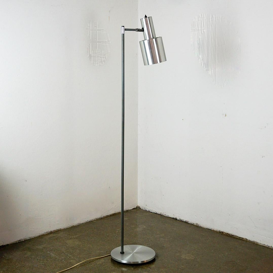 Ce lampadaire spot moderne scandinave emblématique Model Studio a été conçu par Jo Hammerborg et fabriqué par Fog et Morup au début des années 1960 au Danemark.
Elle est composée d'une tige en métal laqué gris et d'une base et d'un abat-jour en