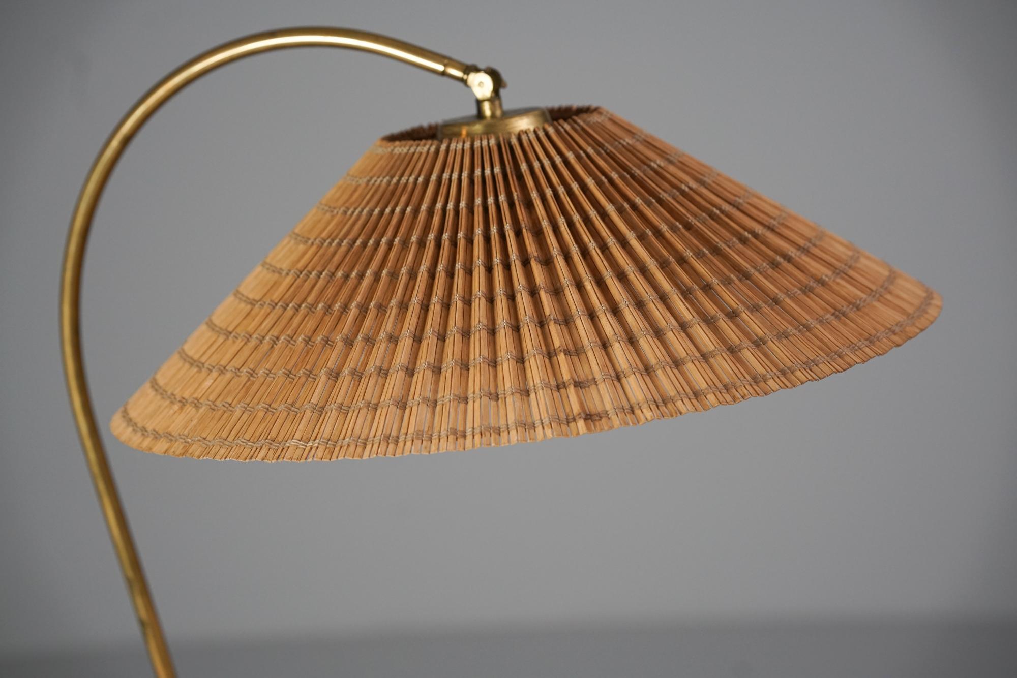 Lampadaire The Modern Scandinavian, fabriqué par V.I.I I, Finlande, années 1940/1950. Monture en laiton, superbe abat-jour en lattes de bois. Marqué. Bon état vintage, patine d'usage. 
