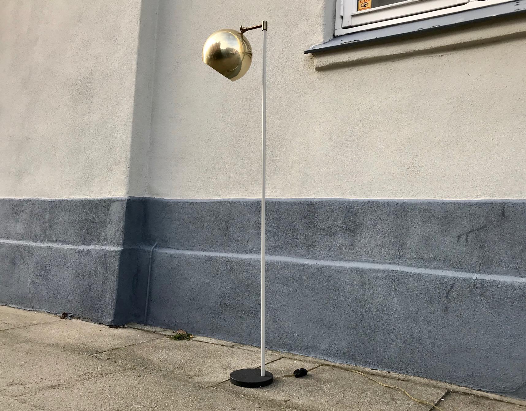 Lampadaire moderne scandinave avec abat-jour en laiton, années 1970 en vente 1