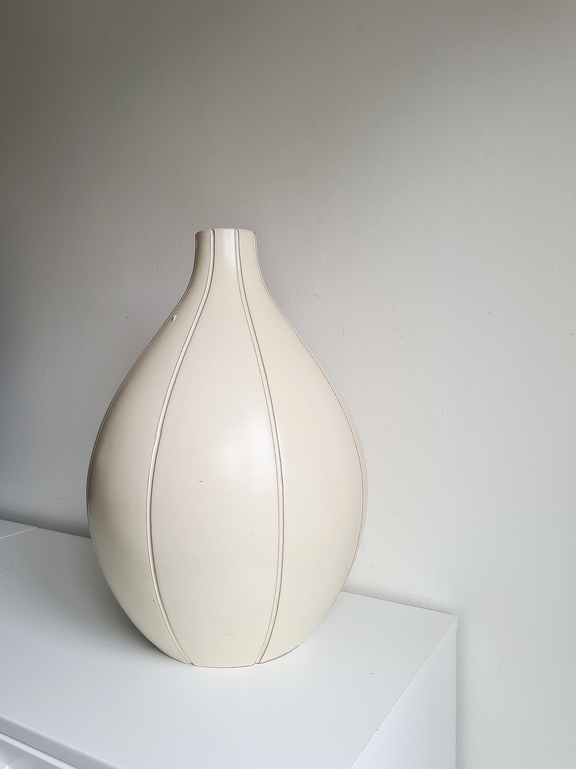 Rare and cool floor vase by Erik Ivarsson for Andersson & Johansson/Höganäs Keramik -40's.
Wear consistent with age and use, glaze mists, glaze crack. 
Last picture comes from Höganäs och Kullabygdens Fotoarkiv.
