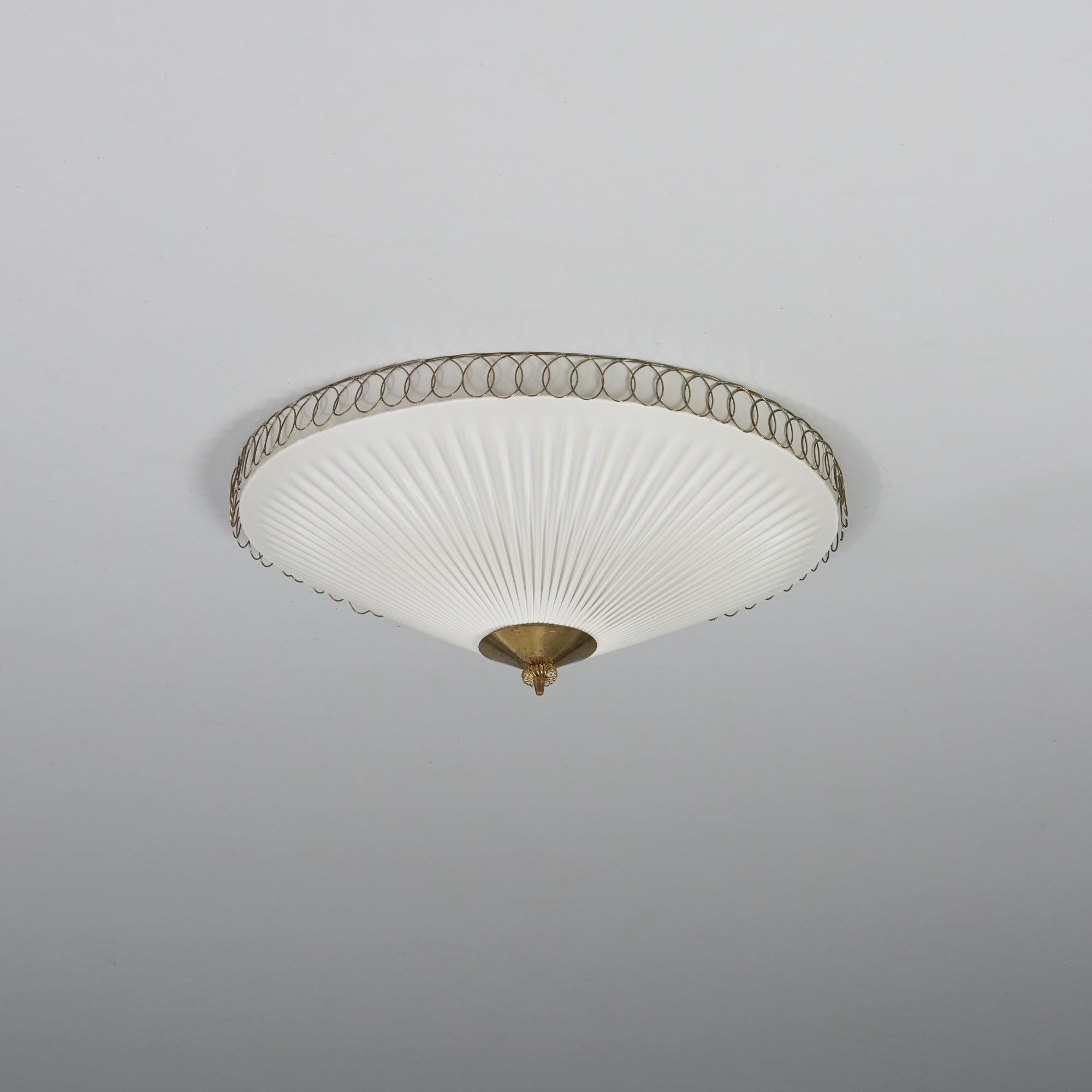 The Modern Scandinavian flush mount, fabriqué en Finlande, années 1950/1960. Abat-jour en plastique, détails en laiton. Bon état vintage, patine mineure correspondant à l'âge et à l'utilisation. 