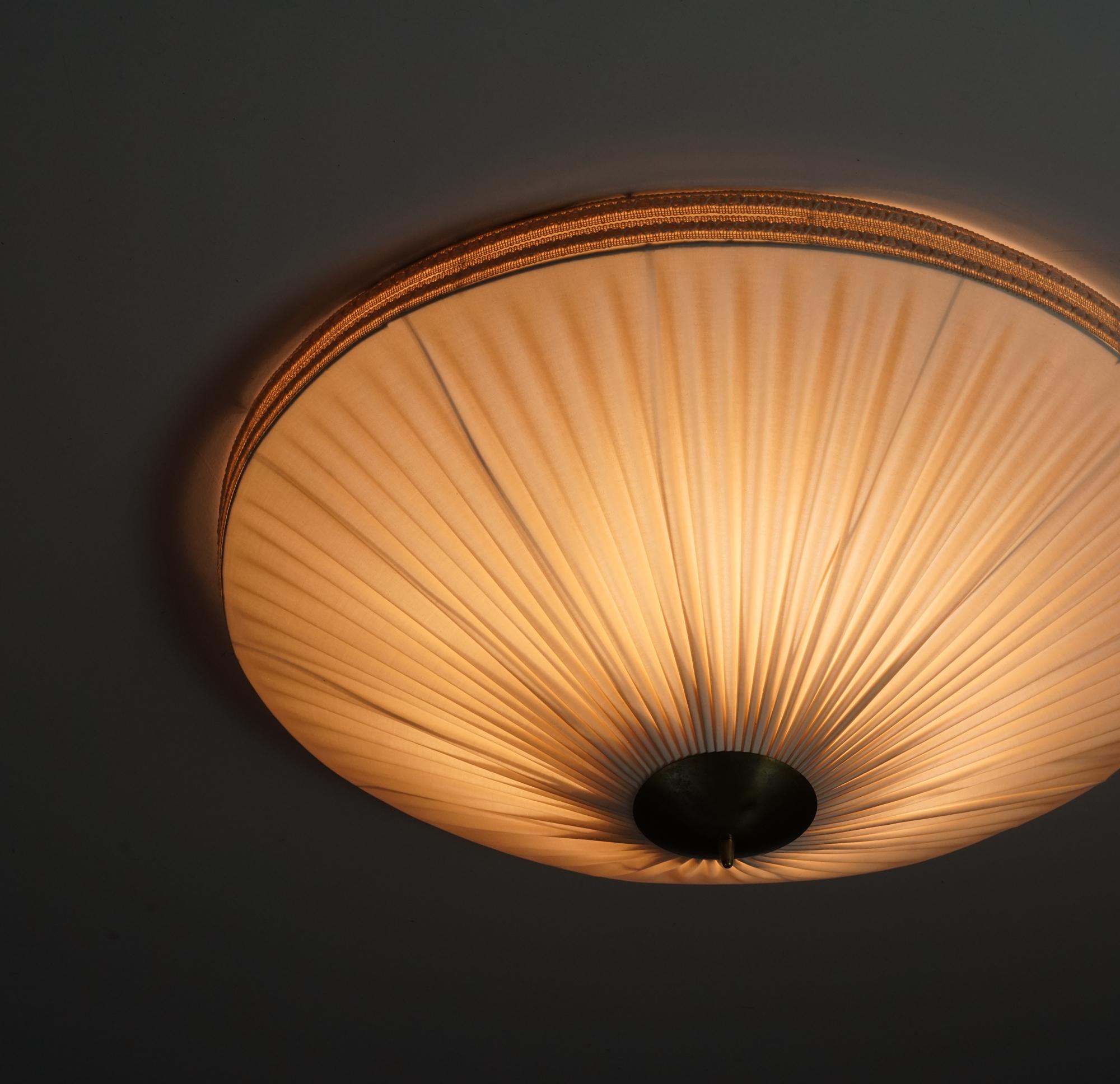 Lampada da incasso The Modern Scandinavian, prodotta in Finlandia negli anni '50. Rivestito con il tessuto di qualità 