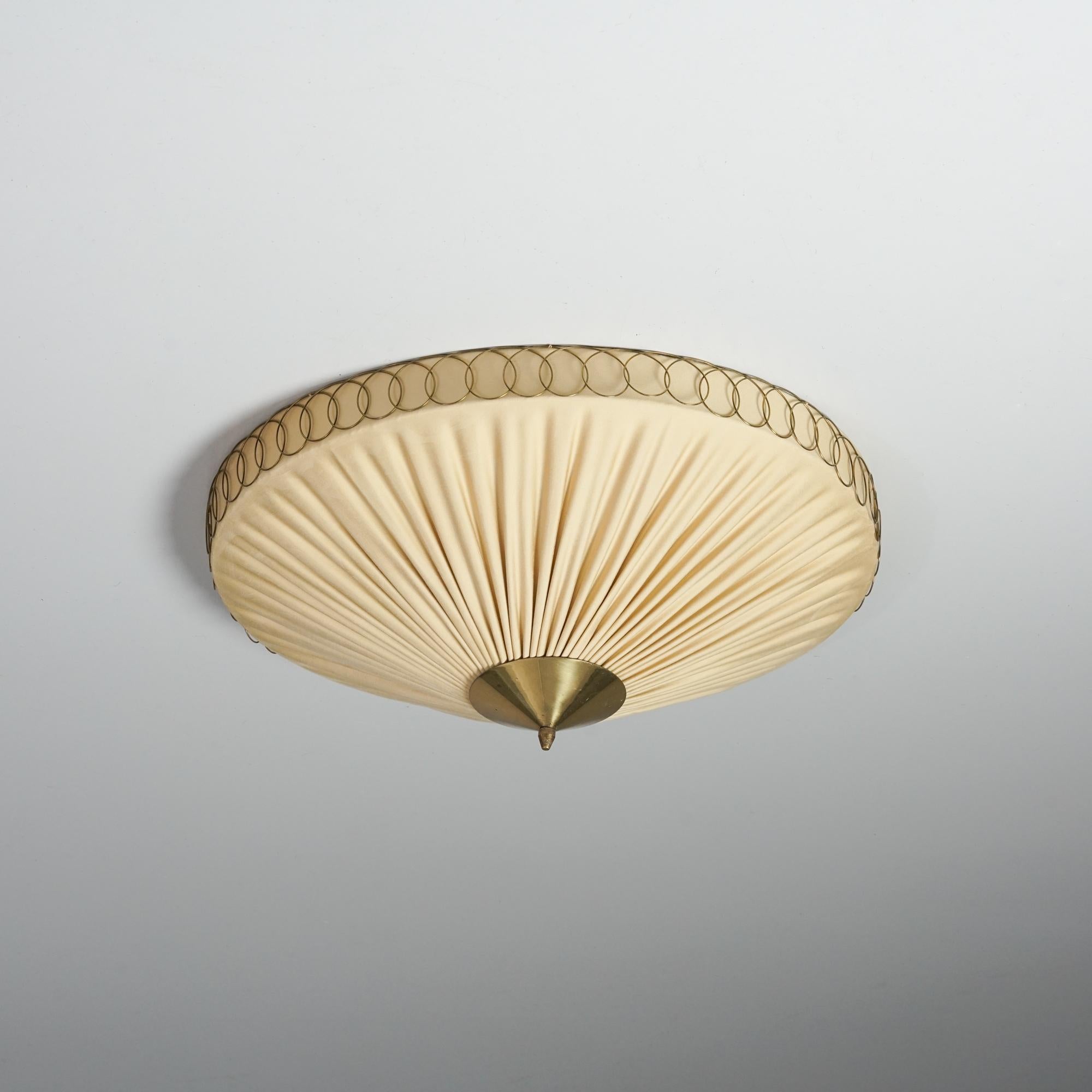 Empotrable moderno escandinavo, fabricado en Finlandia, años 50. Detalles de latón, retapizado con tela de calidad modelo Manor de Lauritzon. Buen estado vintage, pátina menor acorde con la edad y el uso. 