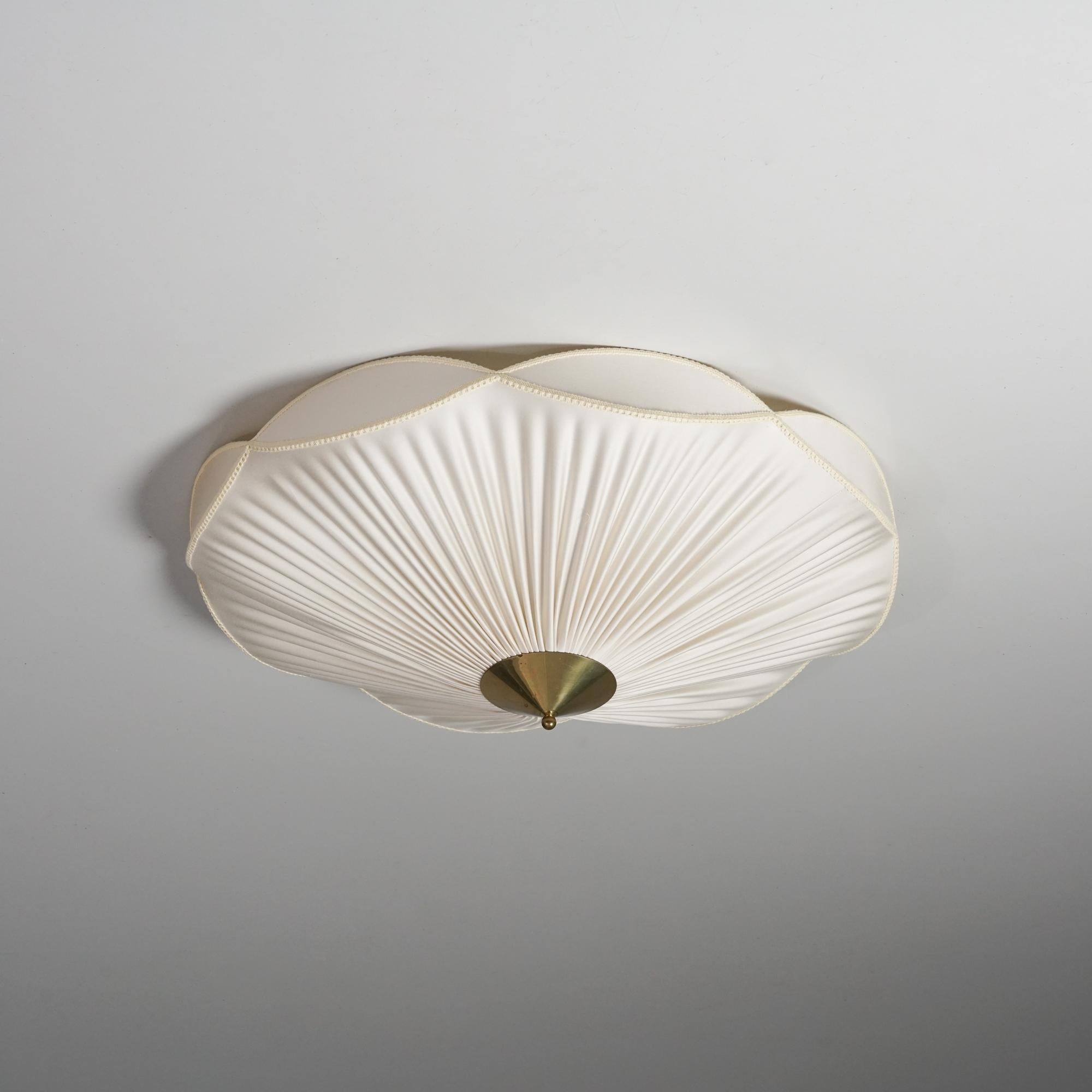 Empotrable moderno escandinavo, fabricado en Finlandia, años 50. Tapicería de tela, detalles de latón. Buen estado vintage, pátina menor acorde con la edad y el uso. 