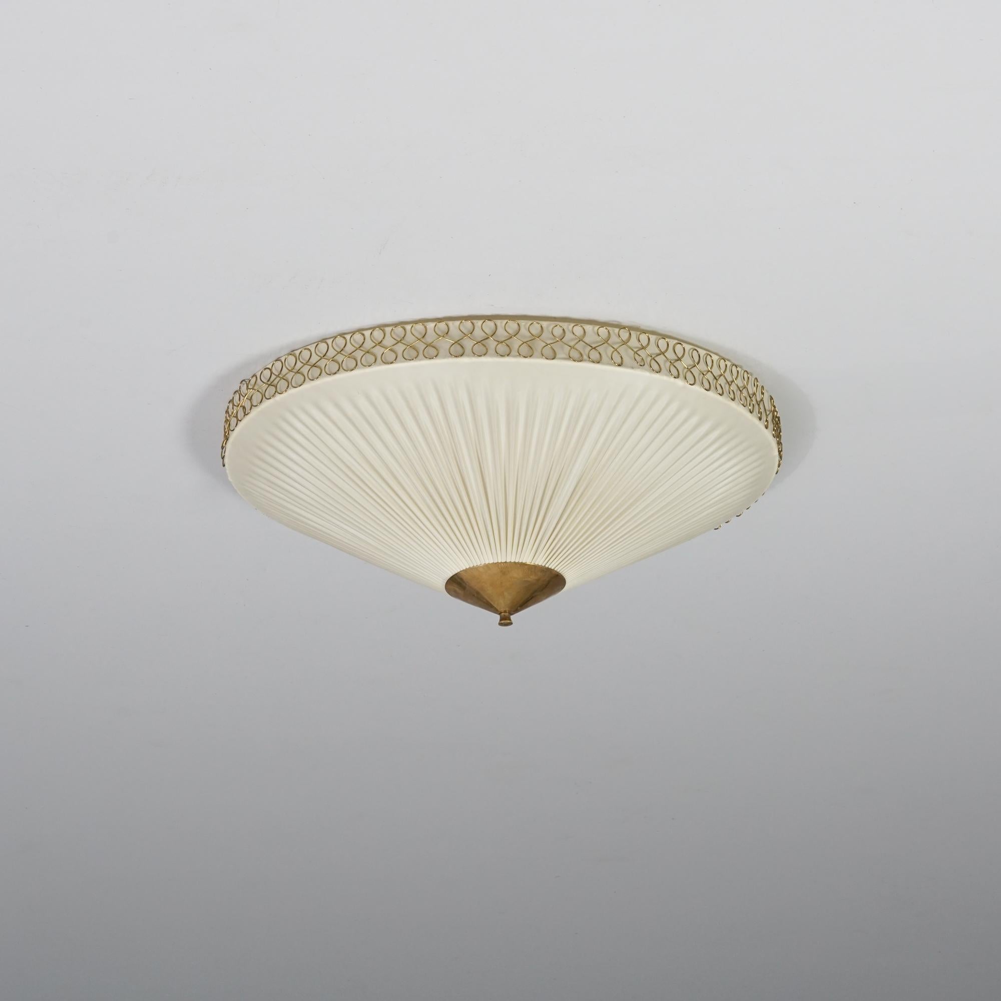Lampada da incasso in stile The Modern Scandinavian, prodotta da Itsu, anni '50. Paralume in plastica, dettagli in ottone. Buone condizioni vintage, lieve patina coerente con l'età e l'uso. 