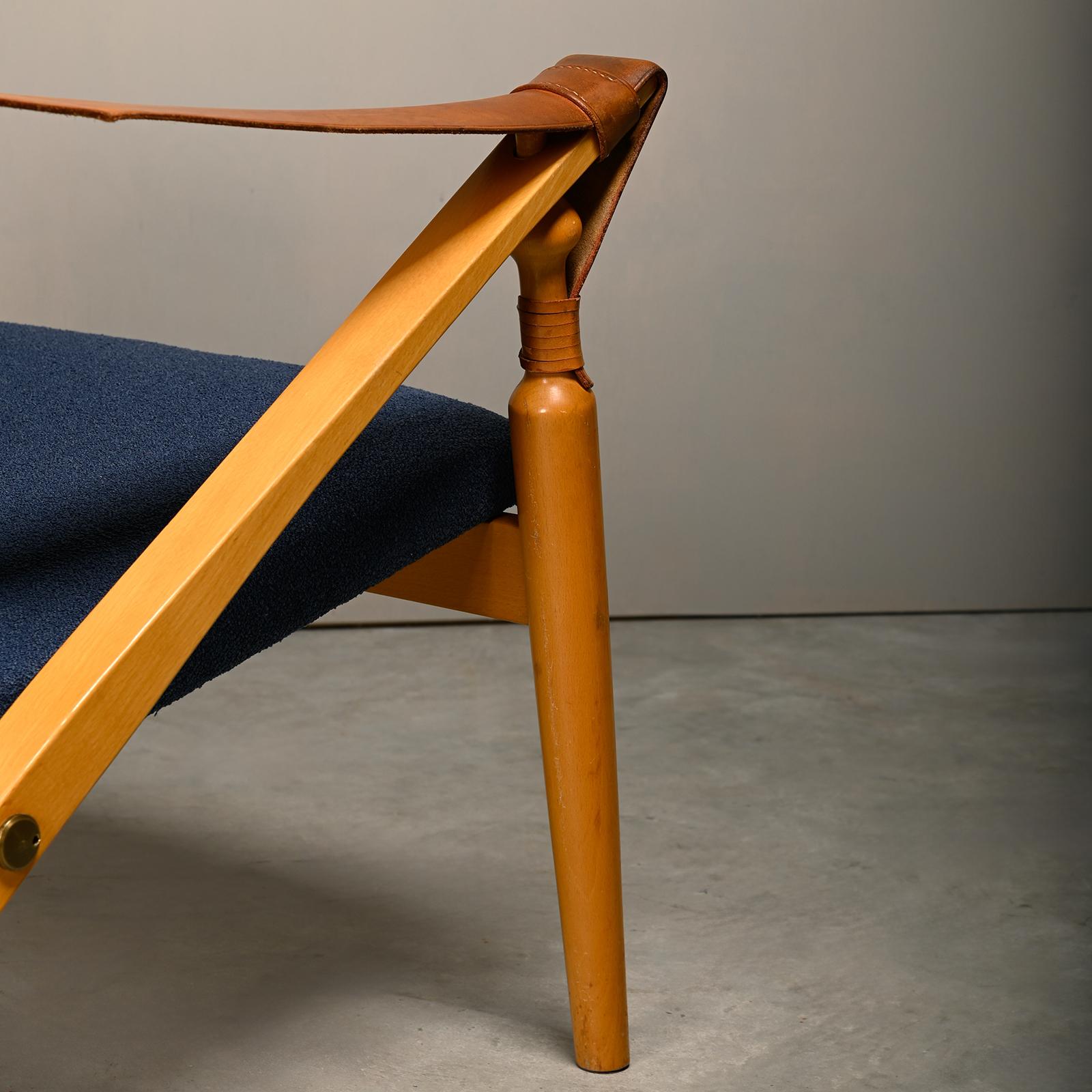 Sedia da salotto Safari pieghevole The Modern Scandinavian in legno di faggio e tessuto blu in vendita 6