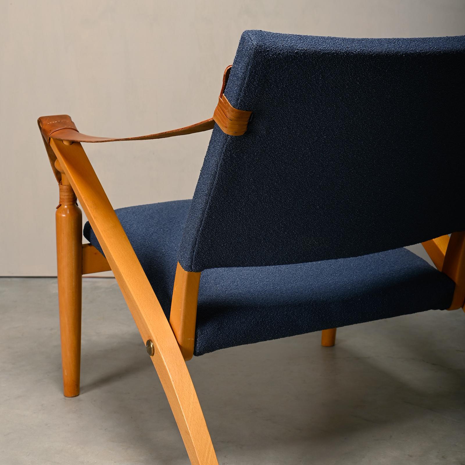 Sedia da salotto Safari pieghevole The Modern Scandinavian in legno di faggio e tessuto blu in vendita 10